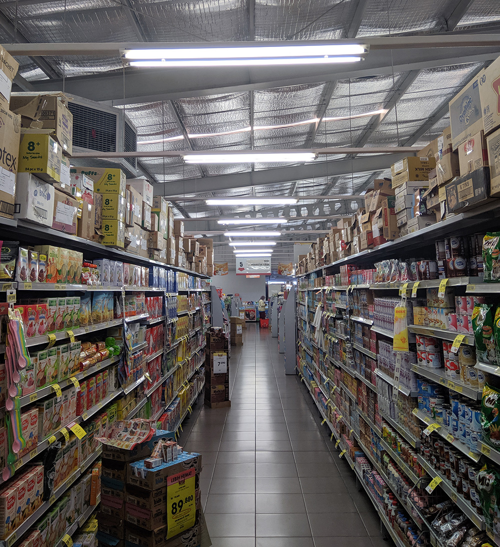Lorong supermarket di Indonesia sebagai foto konteks pemasaran produk UMKM melalui jaringan ritel modern