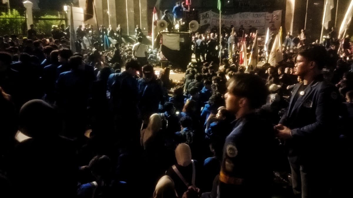 Suasana aksi masyarakat di depan Gedung DPR RI, Jakarta