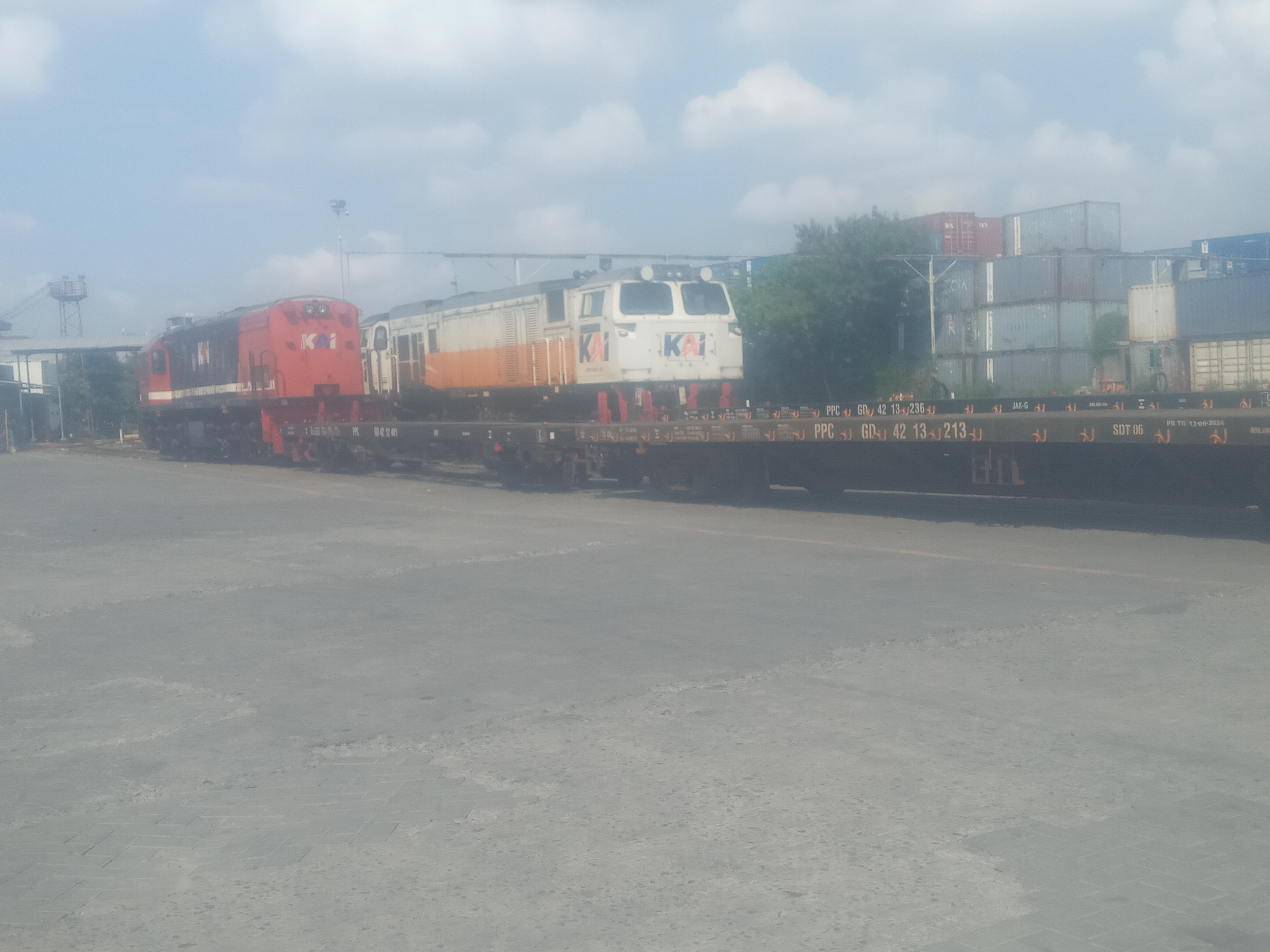 Lokomotif KAI sedang langsir di Stasiun Kalimas Surabaya sebagai foto konteks angkutan barang berbasis rel