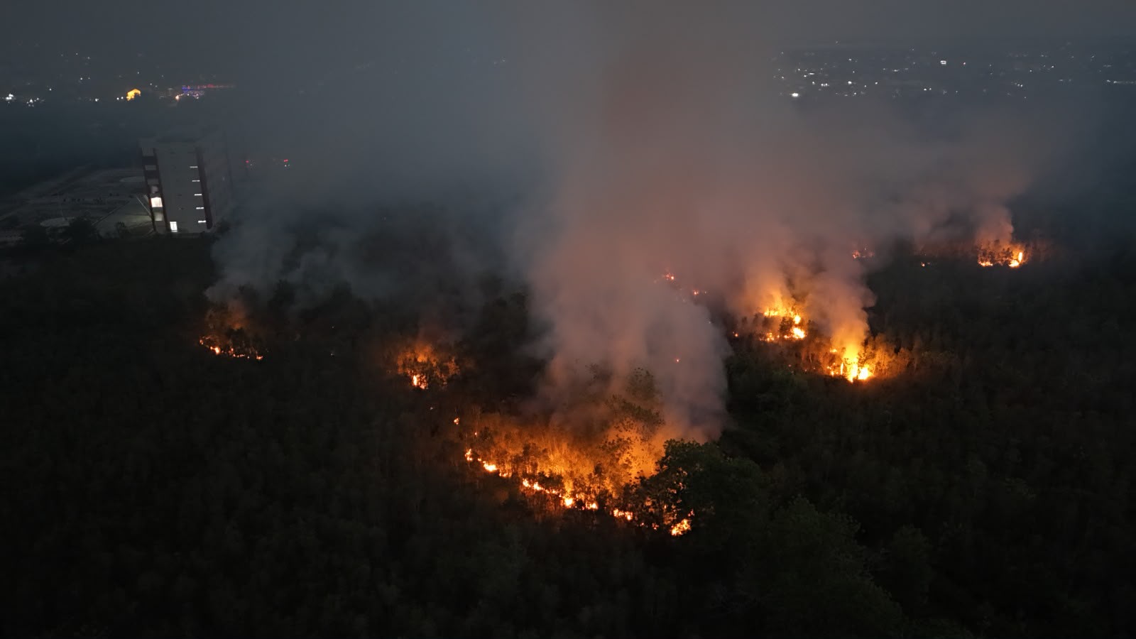 Kabut asap akibat kebakaran hutan dan lahan di Kalimantan sebagai foto konteks karhutla