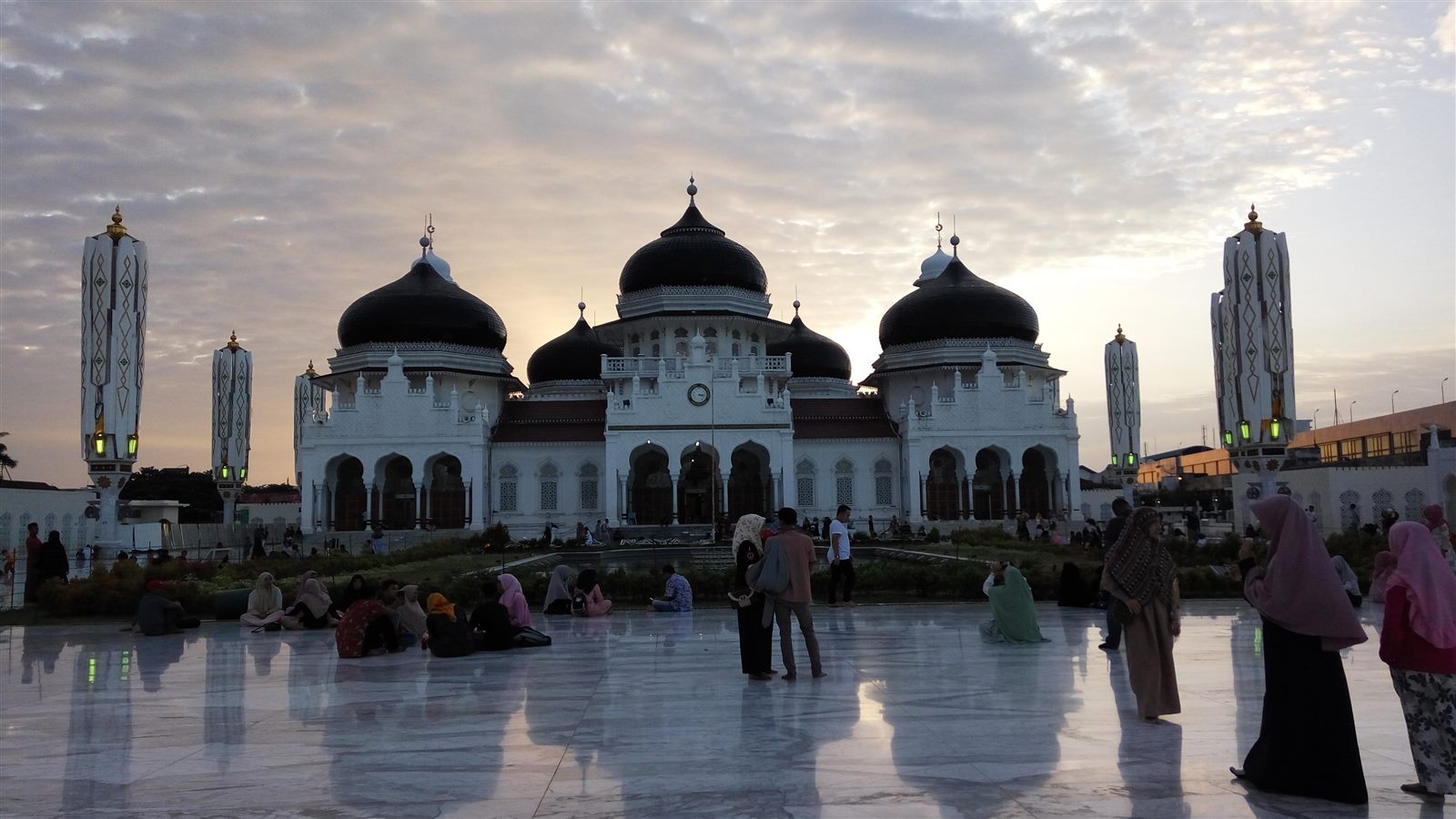 Masjid Raya Baiturrahman di Banda Aceh saat menjelang malam