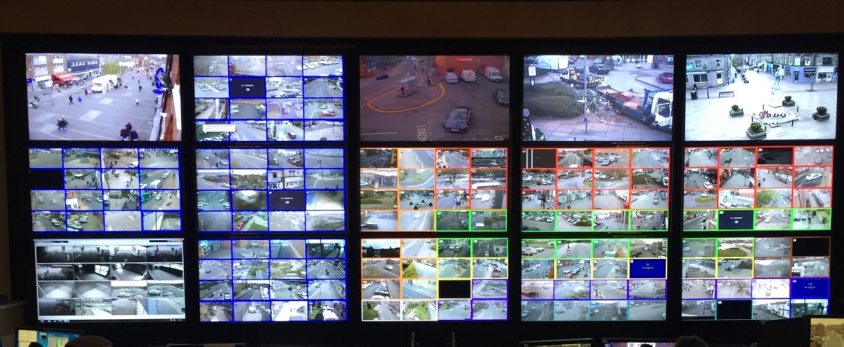 Dinding monitor di ruang kendali CCTV sebagai foto konteks layanan Command Center 112 Surabaya