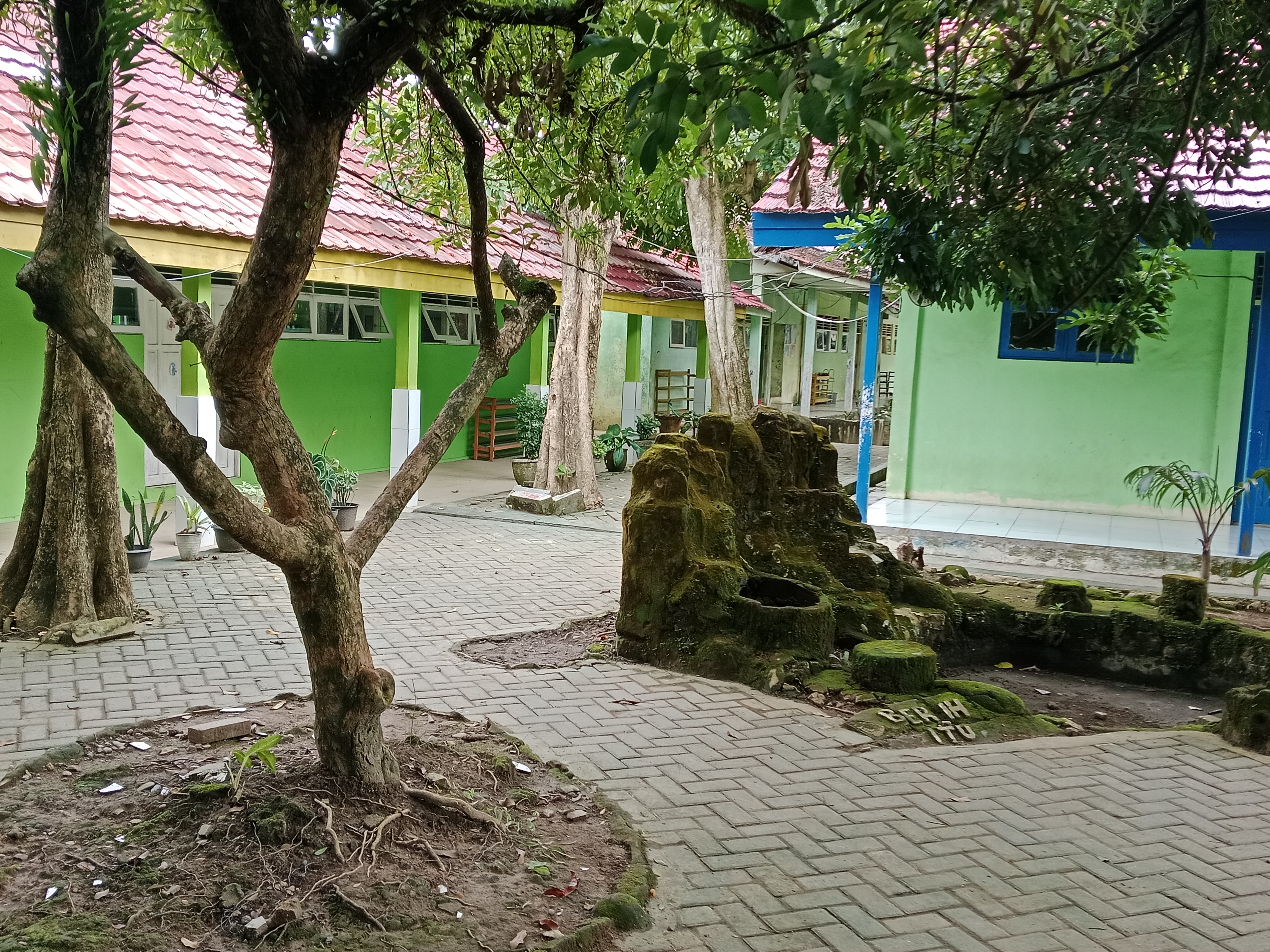 Ruang kelas sekolah di Indonesia sebagai foto konteks pemutakhiran Dapodik untuk BOSP 2027