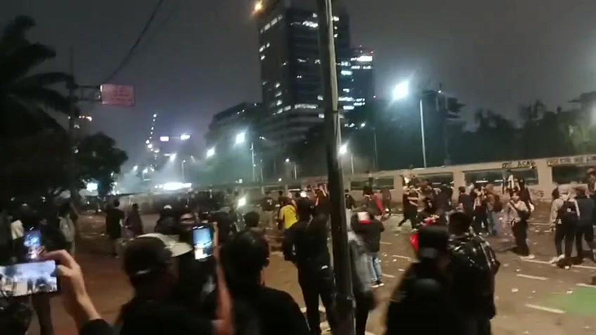 Kerumunan massa di sekitar kompleks DPR RI pada malam hari