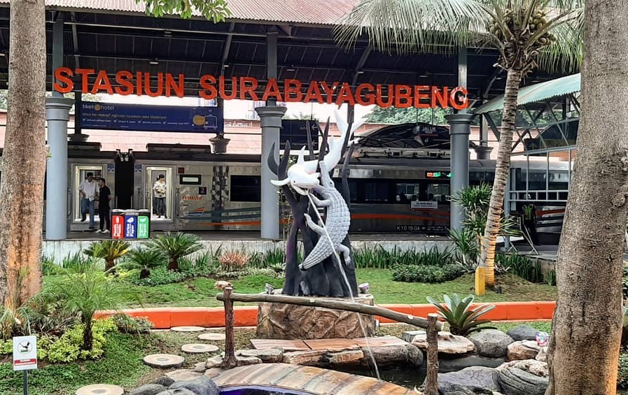 Bangunan Stasiun Surabaya Gubeng sebagai foto konteks layanan kereta api di Surabaya