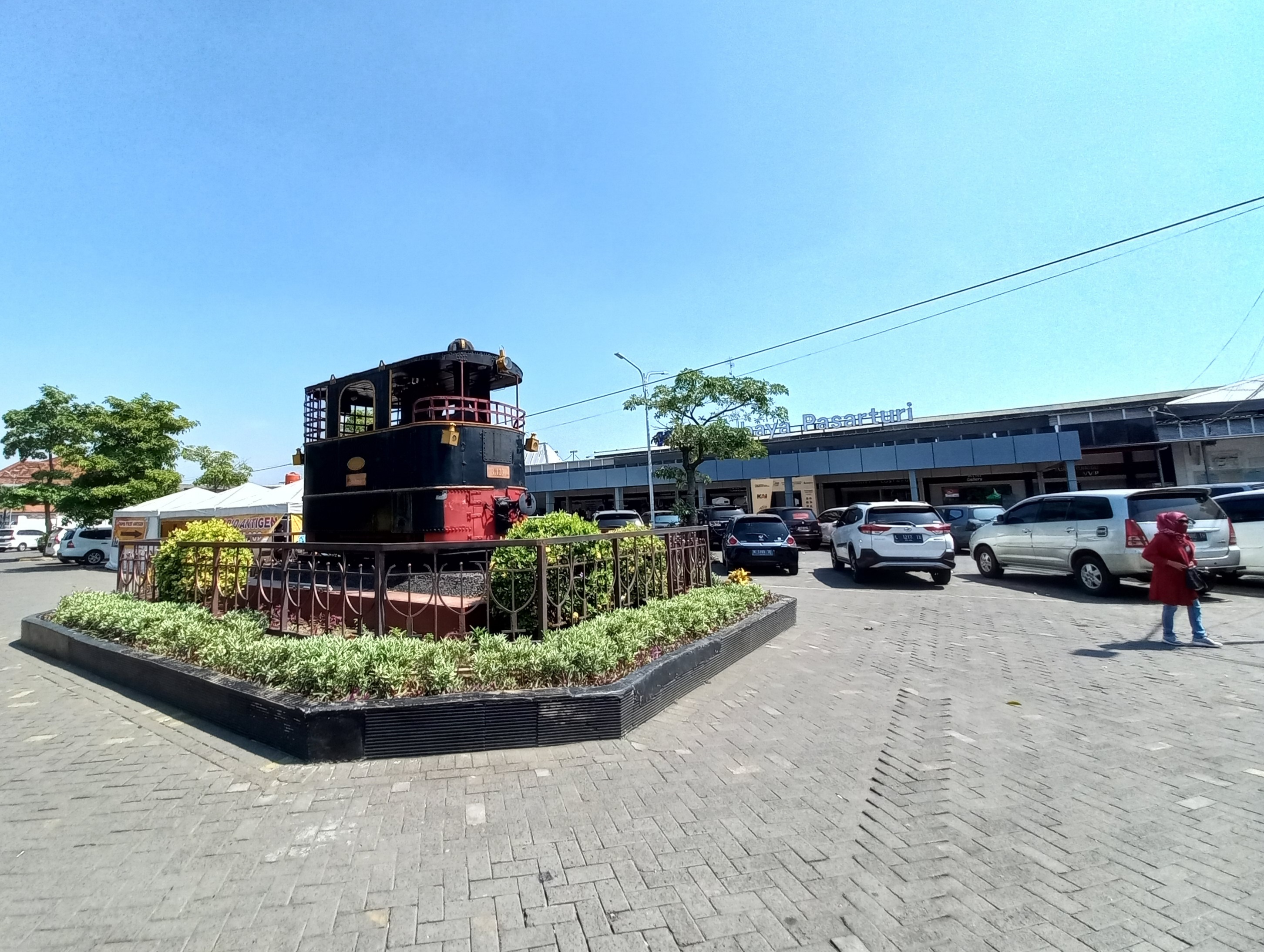 Tampak depan Stasiun Surabaya Pasarturi dengan monumen lokomotif sebagai foto konteks perjalanan kereta api KAI