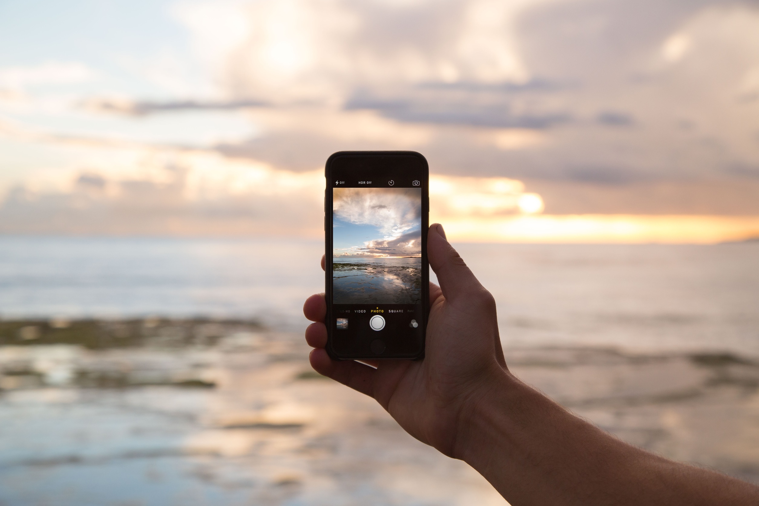 Tangan memegang telepon pintar sebagai foto konteks penggunaan layanan internet seluler