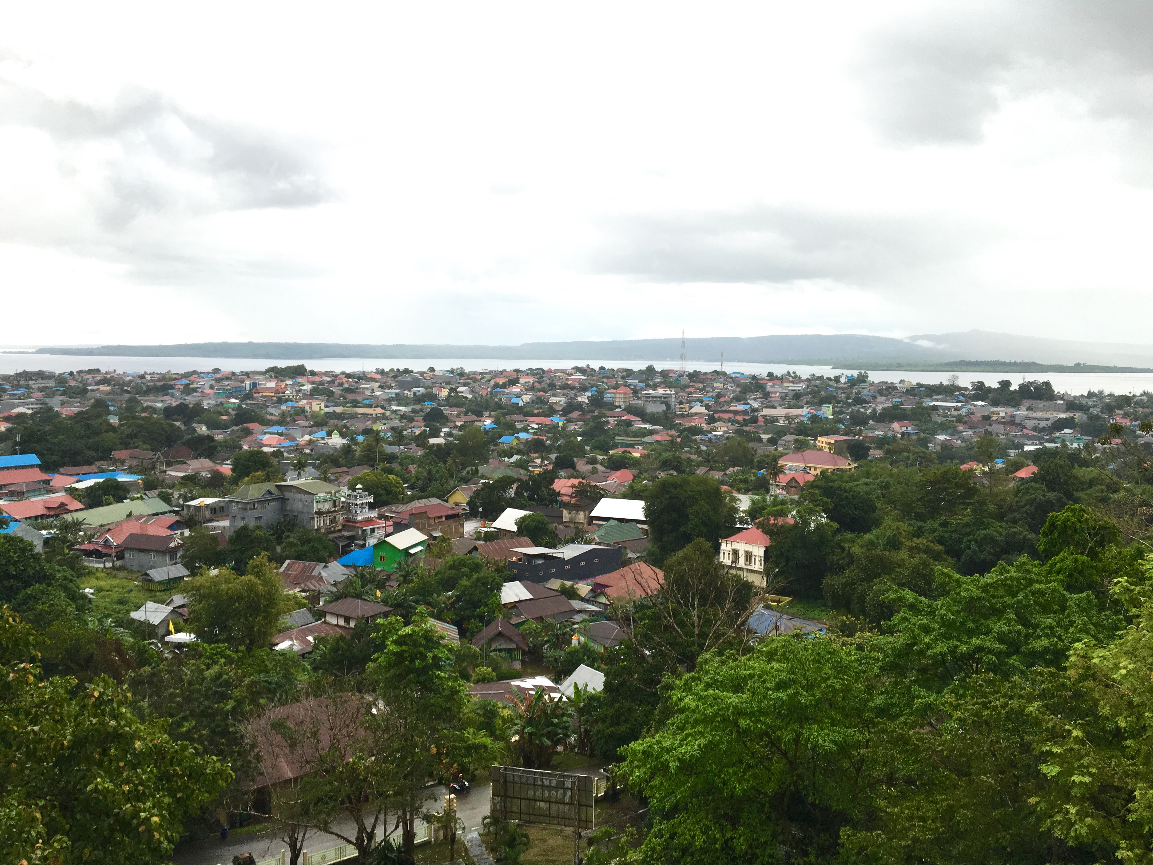 Pemandangan Kota Baubau di Sulawesi Tenggara sebagai foto konteks distribusi energi wilayah kepulauan