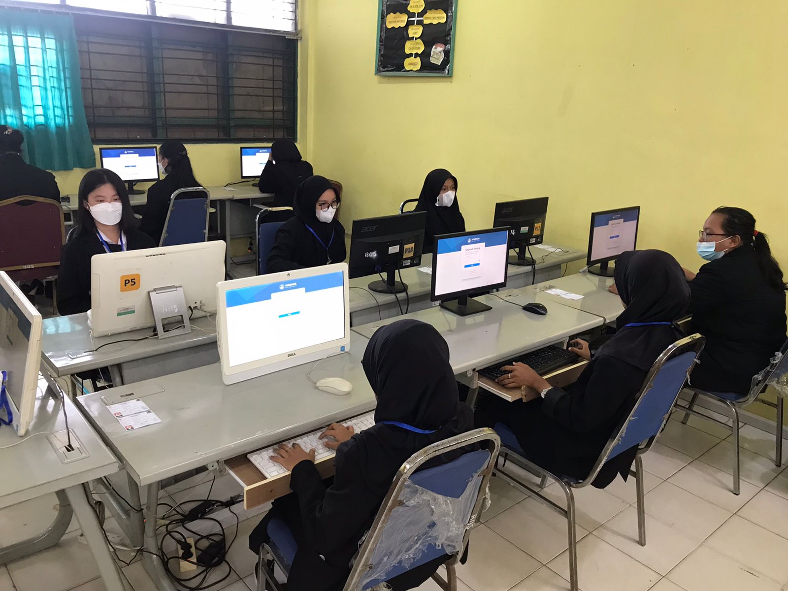 Kegiatan belajar komputer siswa sekolah menengah sebagai foto konteks persiapan TKA