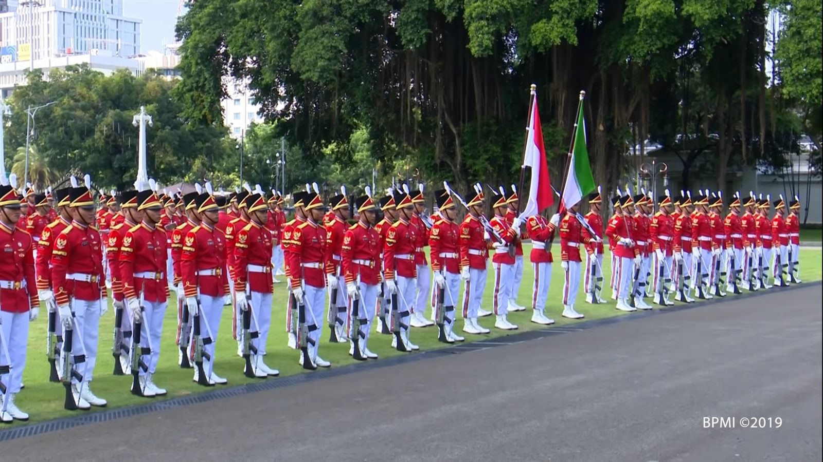 Pasukan kehormatan Indonesia berbaris di halaman Istana Merdeka, Jakarta