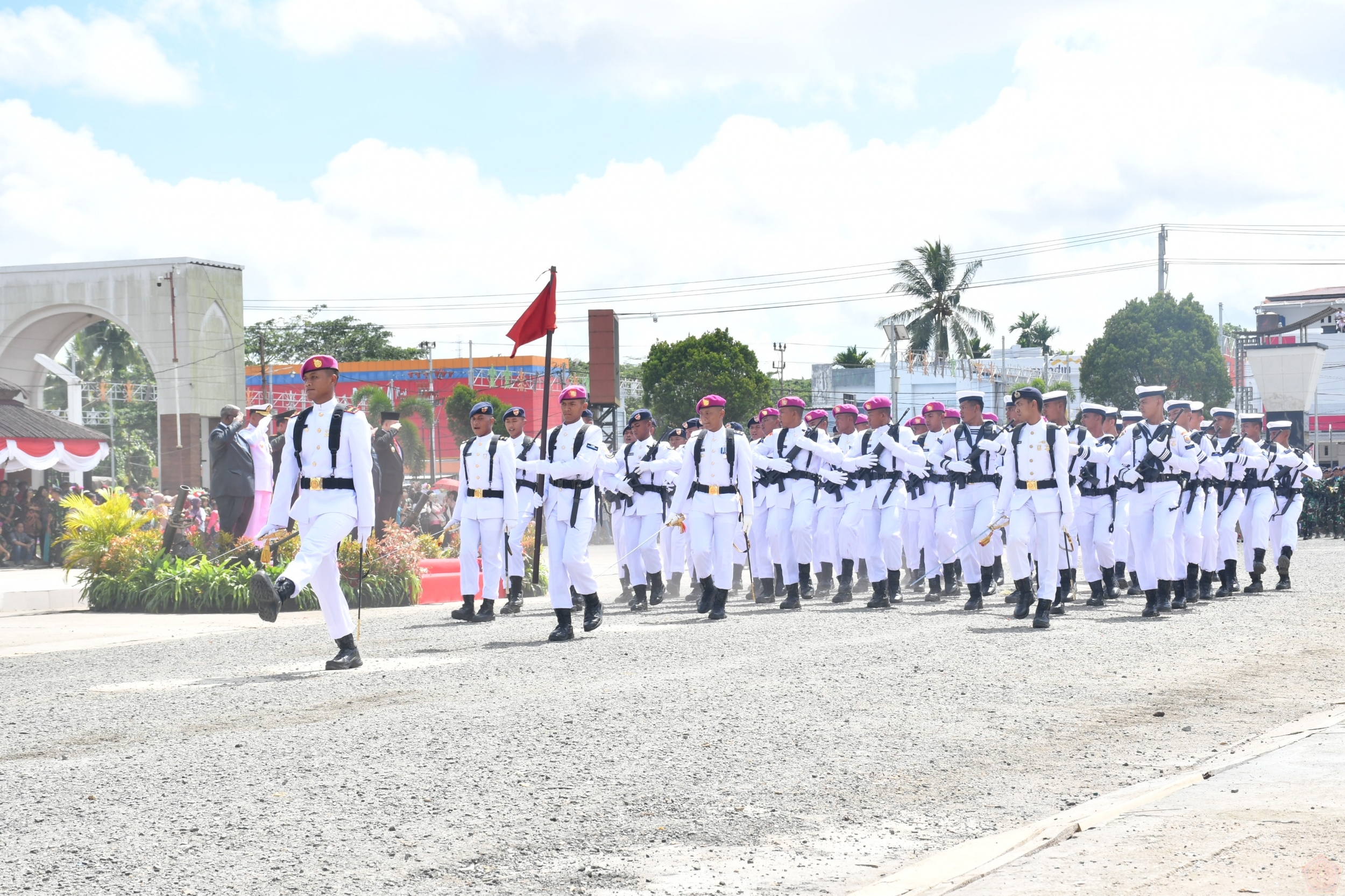 Pasukan TNI mengikuti defile dalam peringatan HUT TNI
