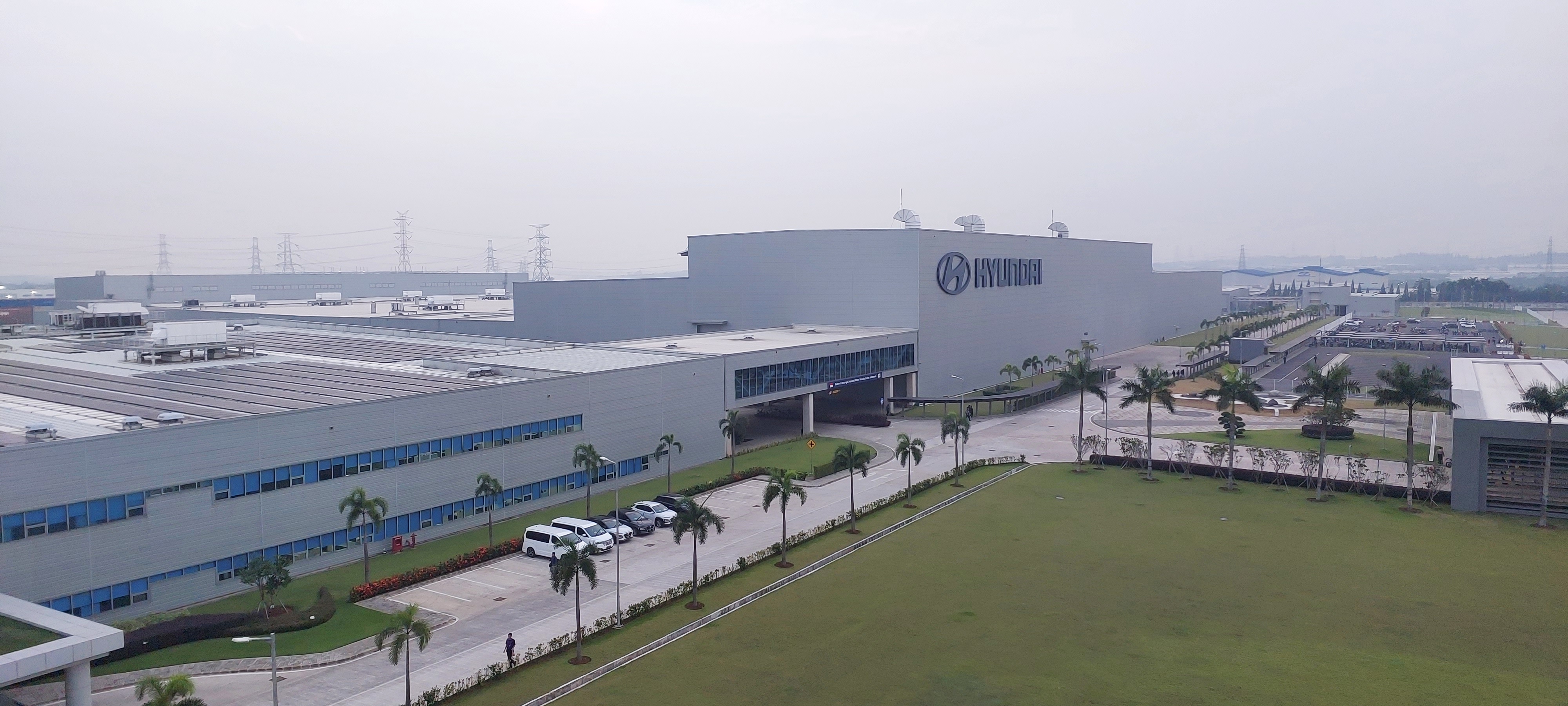 Foto konteks kawasan pabrik manufaktur otomotif di Indonesia