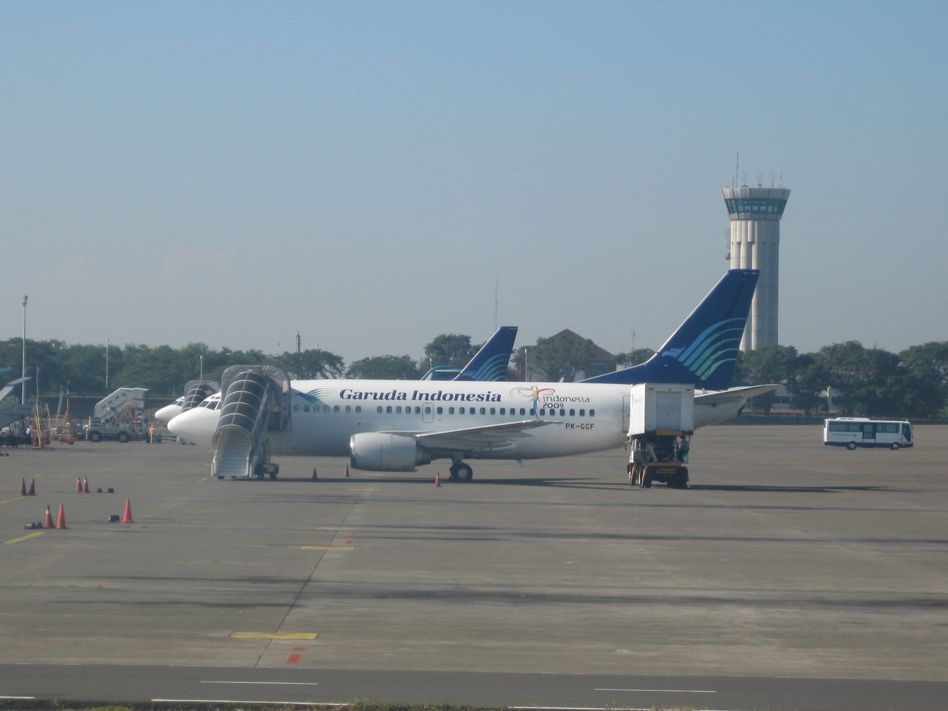 Pesawat Garuda Indonesia di Bandara Soekarno-Hatta sebagai foto konteks sektor penerbangan