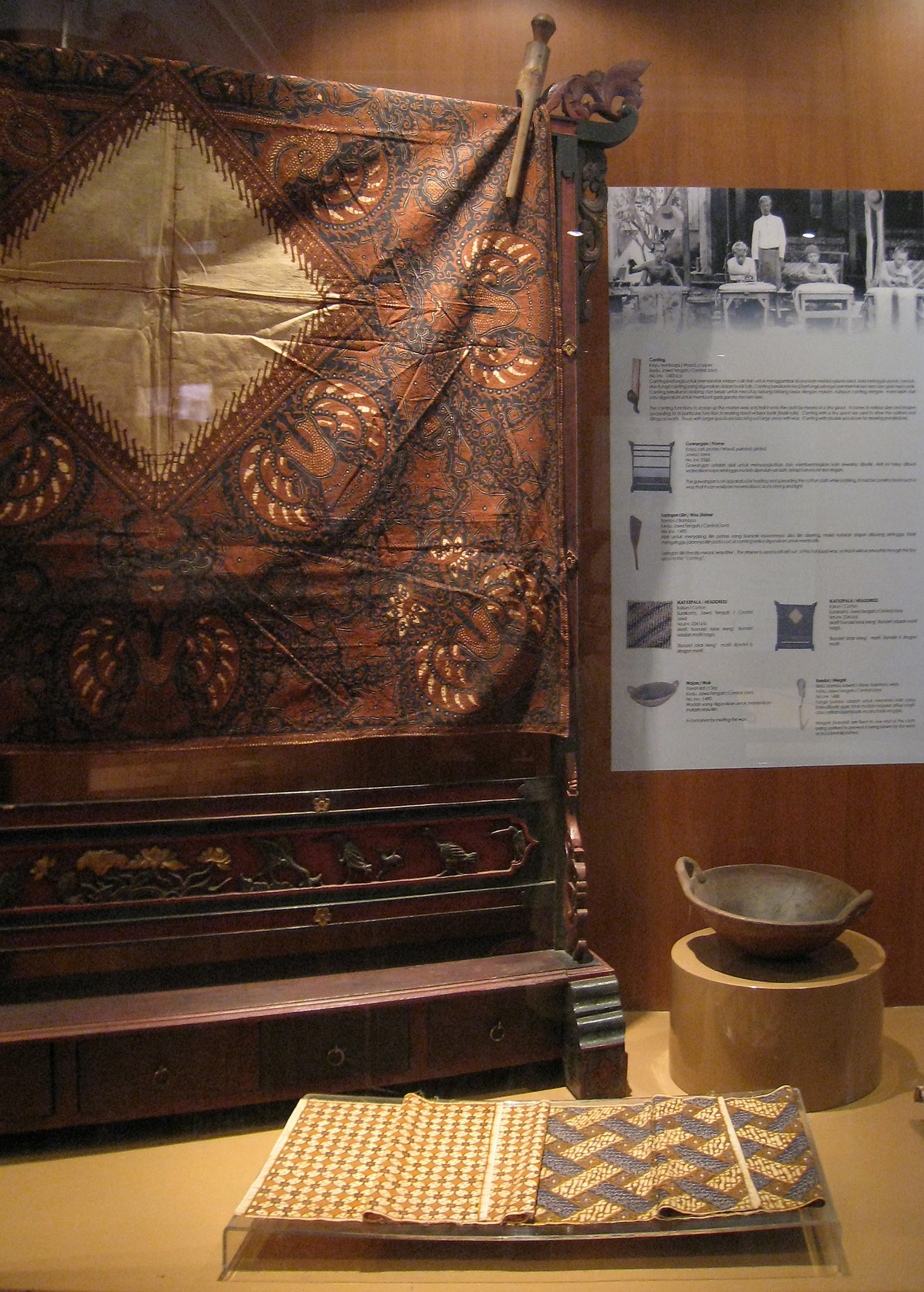 Pajangan kain batik Indonesia dalam sebuah ruang pameran di Jakarta