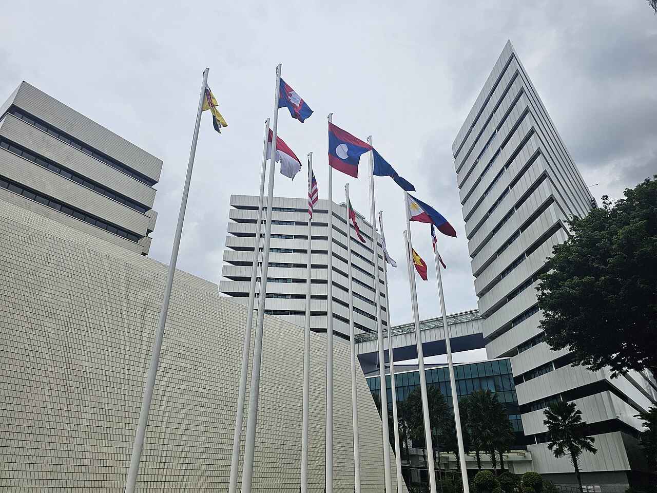 Gedung Sekretariat ASEAN di Jakarta dengan deretan bendera negara anggota