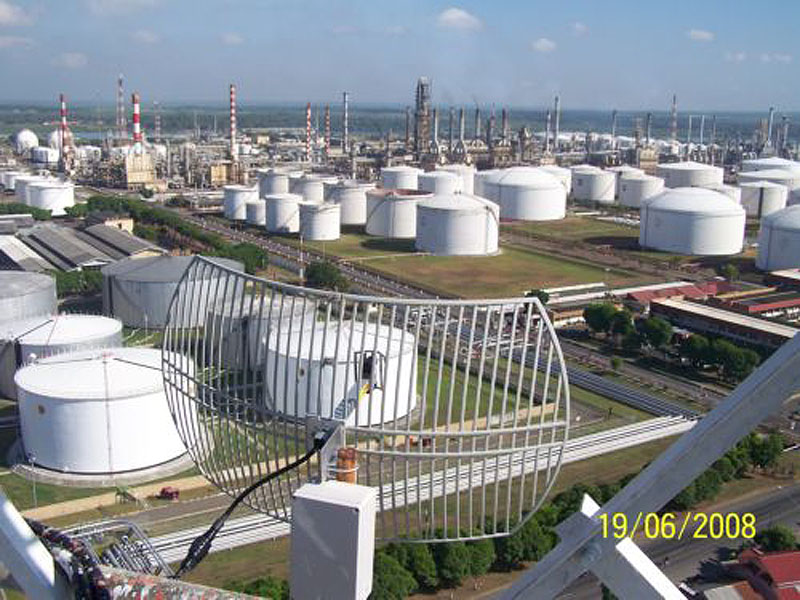 Kilang Pertamina Cilacap dilihat dari kejauhan sebagai foto konteks infrastruktur industri migas Indonesia
