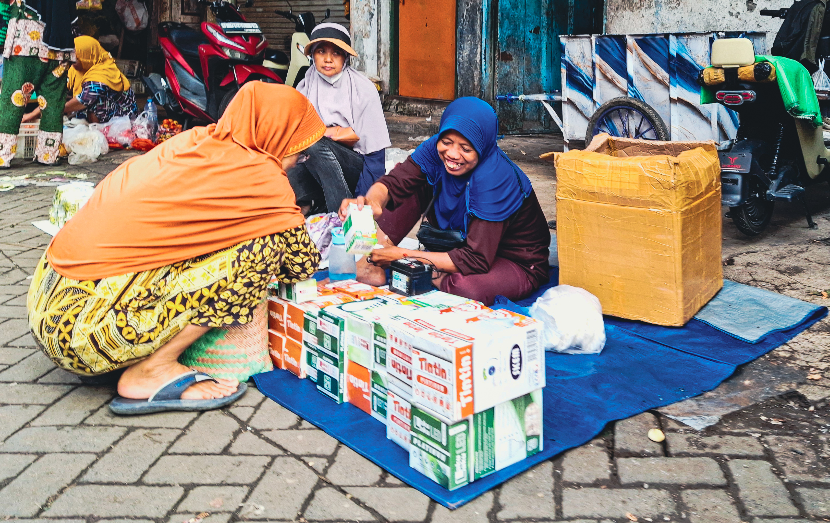 Interaksi pembeli dan pedagang di pasar tradisional Waru, Sidoarjo