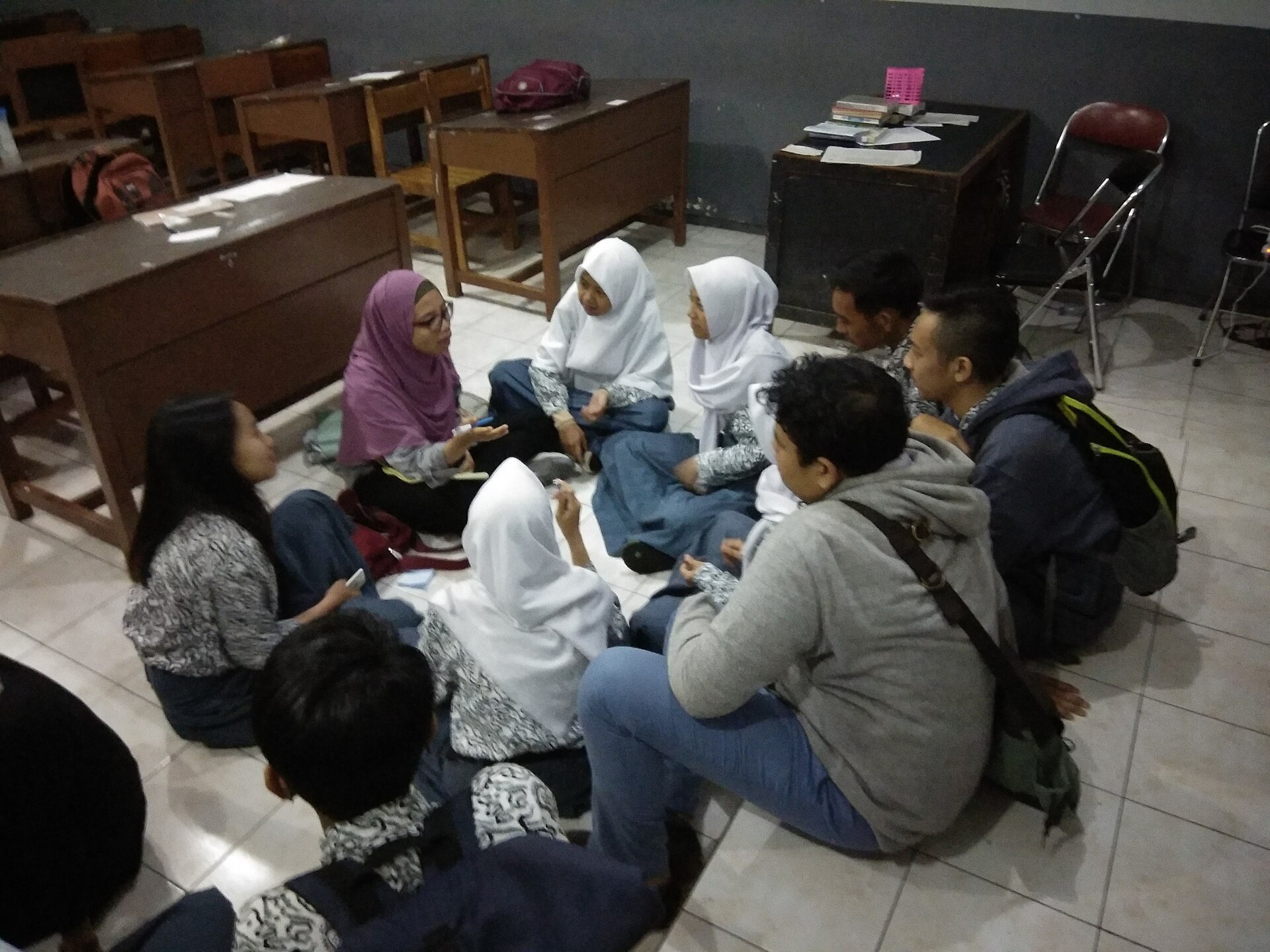 Pelajar Indonesia berdiskusi di ruang kelas