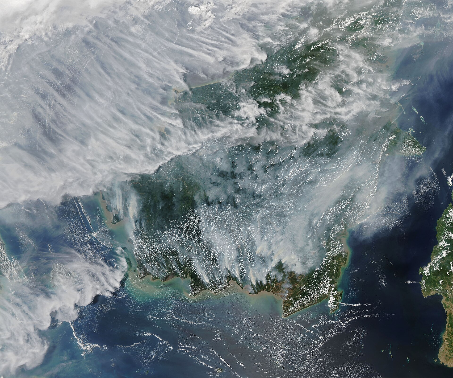 Citra satelit kabut asap tebal di Pulau Kalimantan