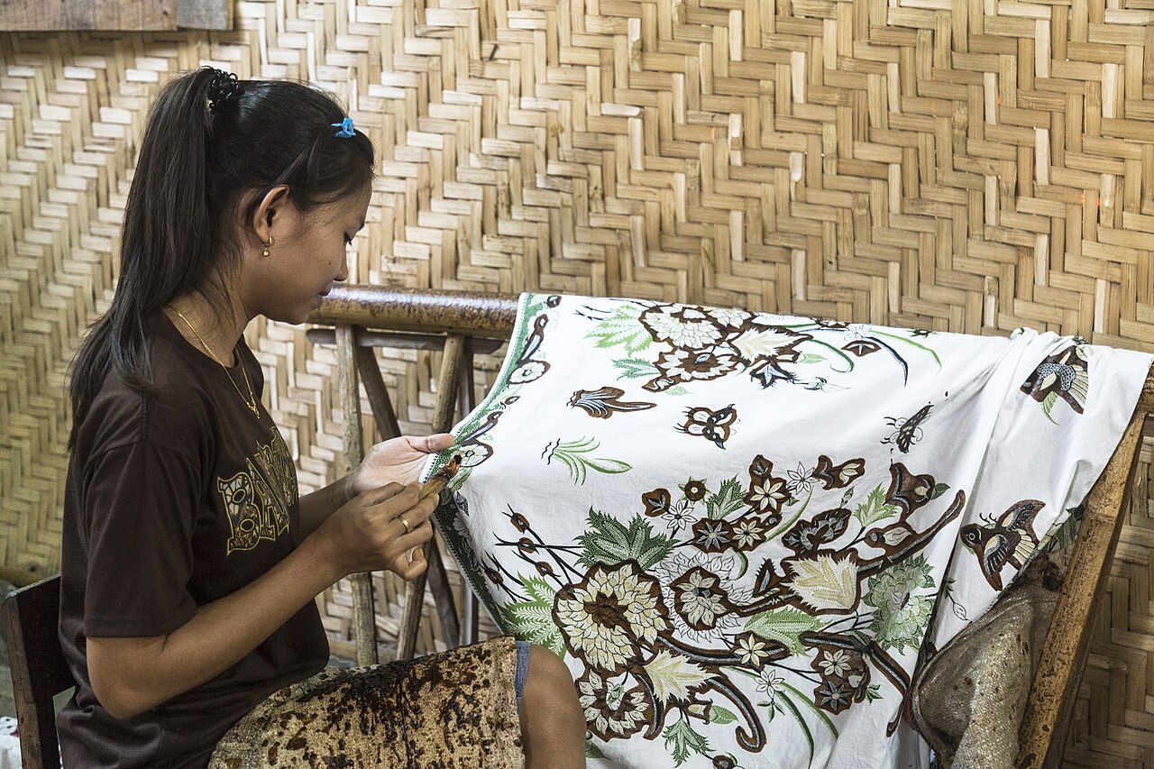 Perajin batik Trusmi di Cirebon mewarnai kain batik sebagai foto konteks kriya Indonesia