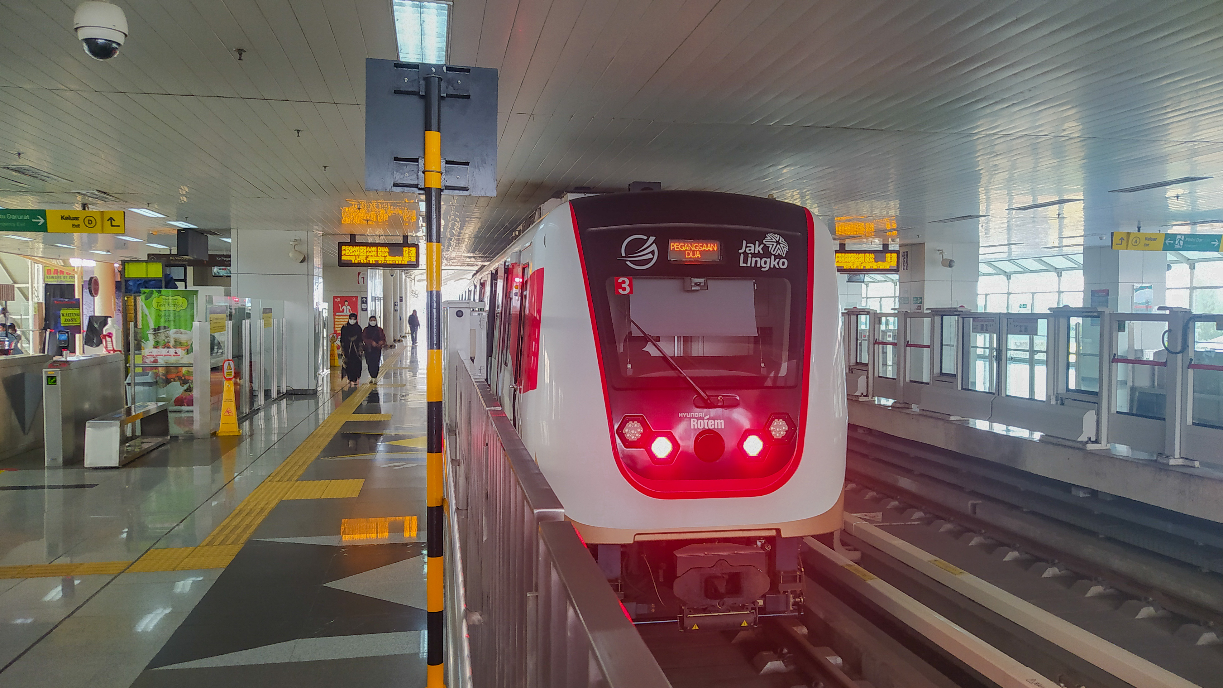 Kereta LRT Jakarta berhenti di peron Stasiun Velodrome sebagai foto konteks layanan LRT Jakarta