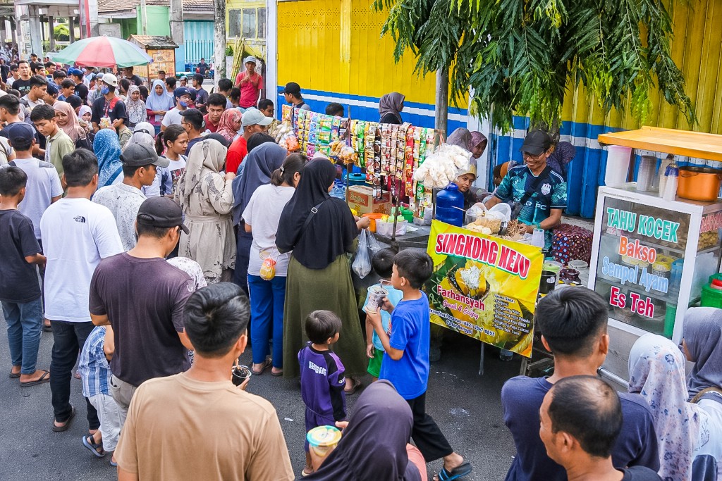 Keramaian pengunjung membeli makanan dan minuman dari pedagang UMKM saat Lumajang Carnival 2026
