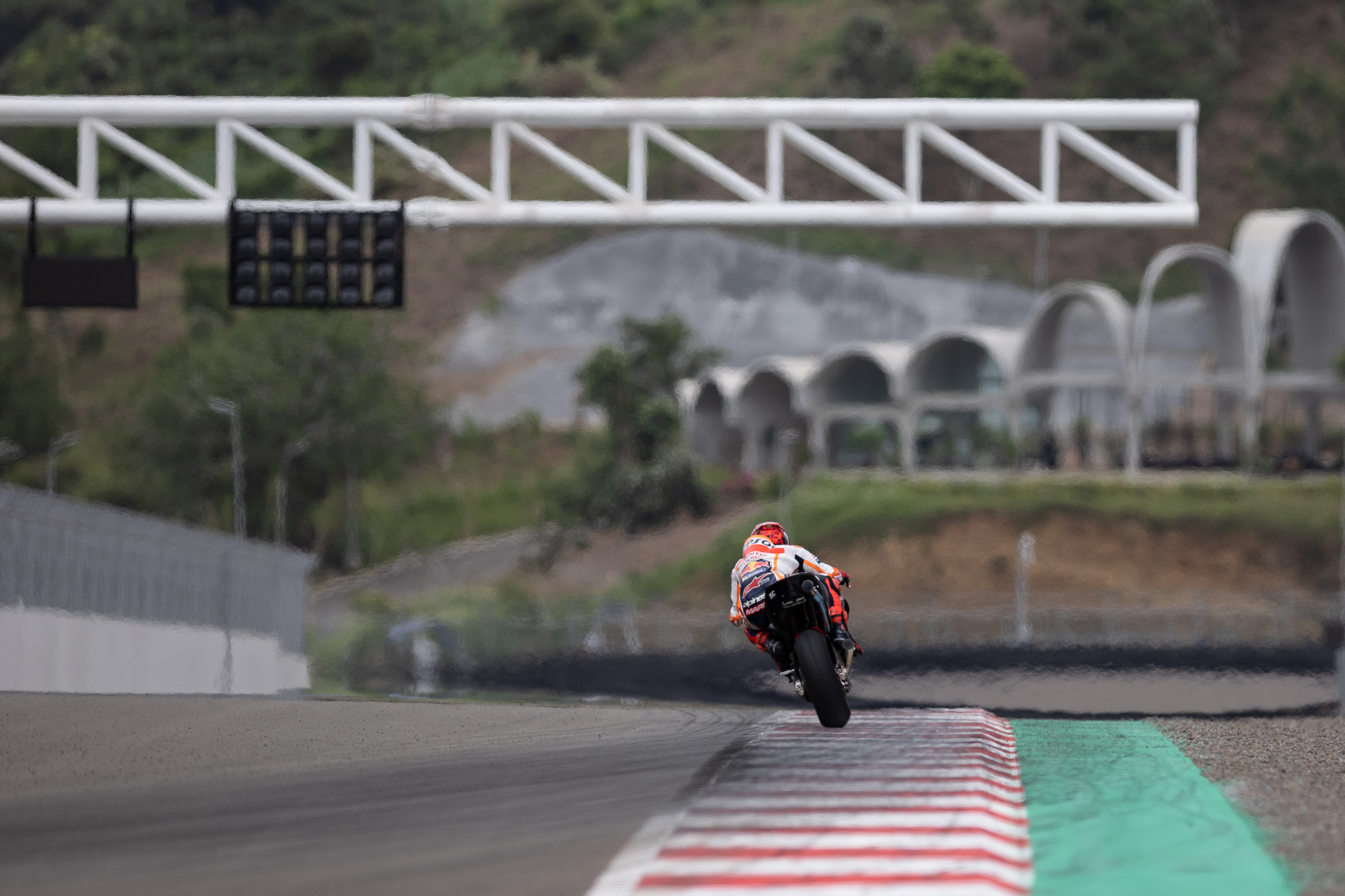 Marc Marquez melaju di lintasan utama Sirkuit Internasional Mandalika saat tes pramusim 2022
