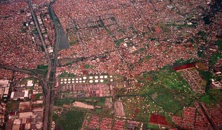 Kawasan Pelabuhan Tanjung Priok Jakarta sebagai foto konteks kegiatan ekspor dan impor Indonesia