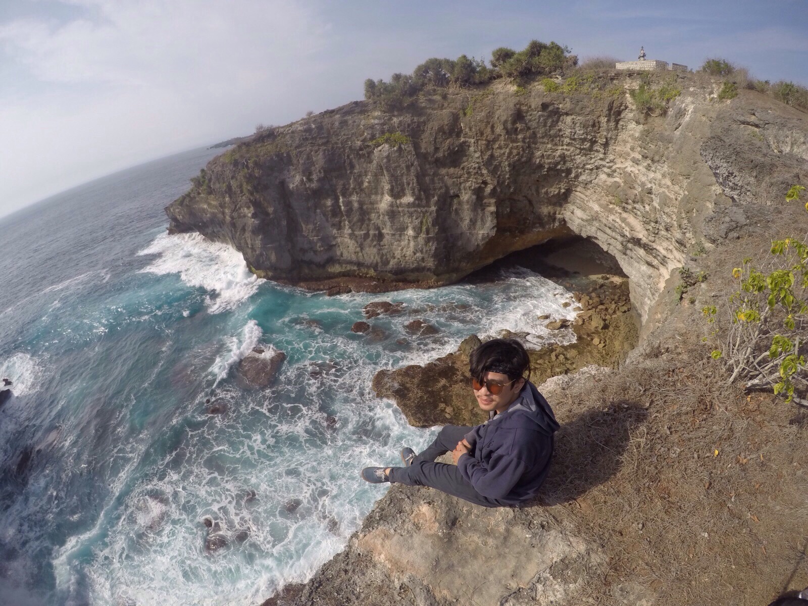 Pemandangan pesisir dan perbukitan hijau Nusa Penida, Bali, dari area terbuka