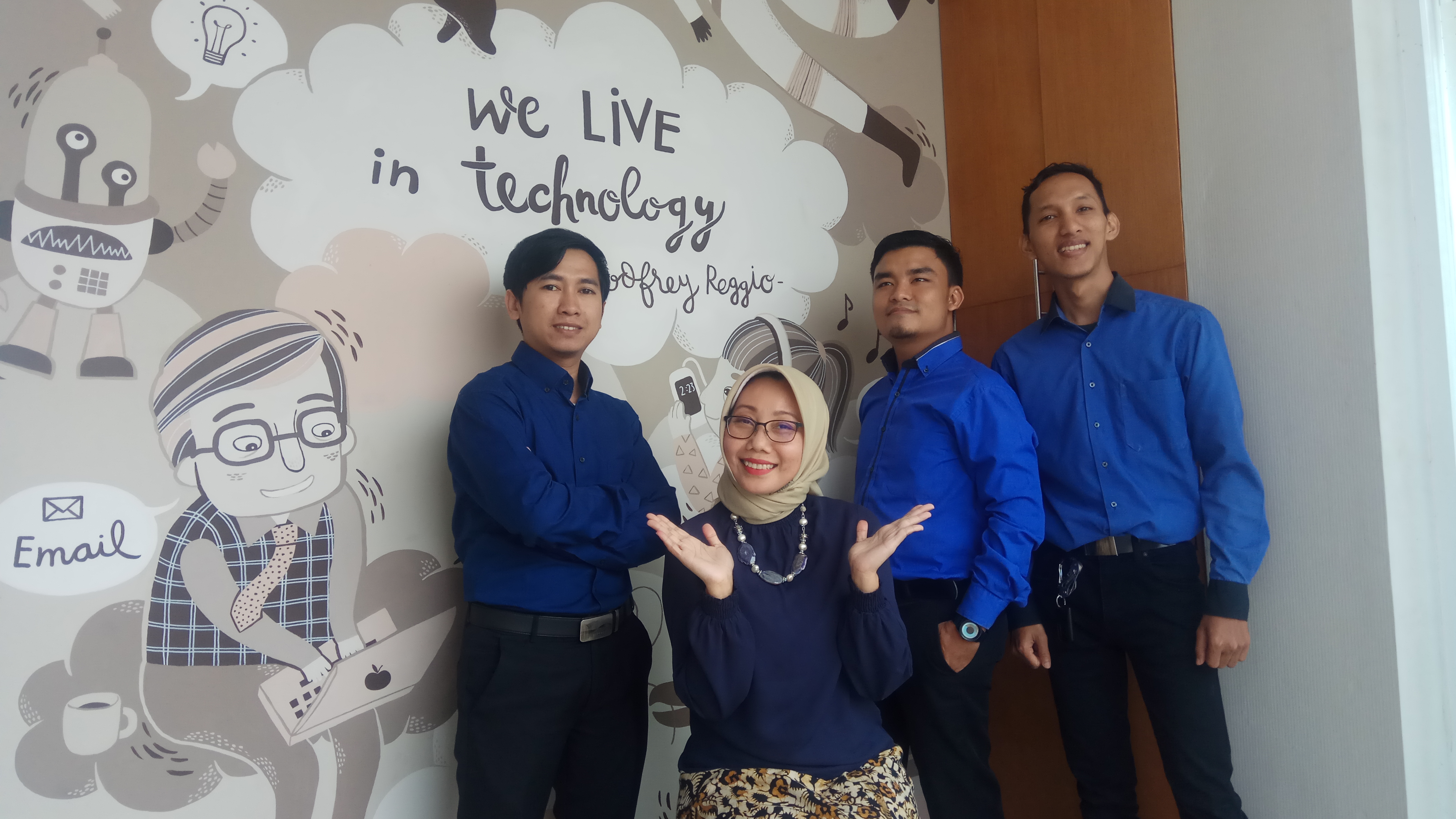 Seorang pekerja menggunakan komputer dalam lingkungan kantor digital