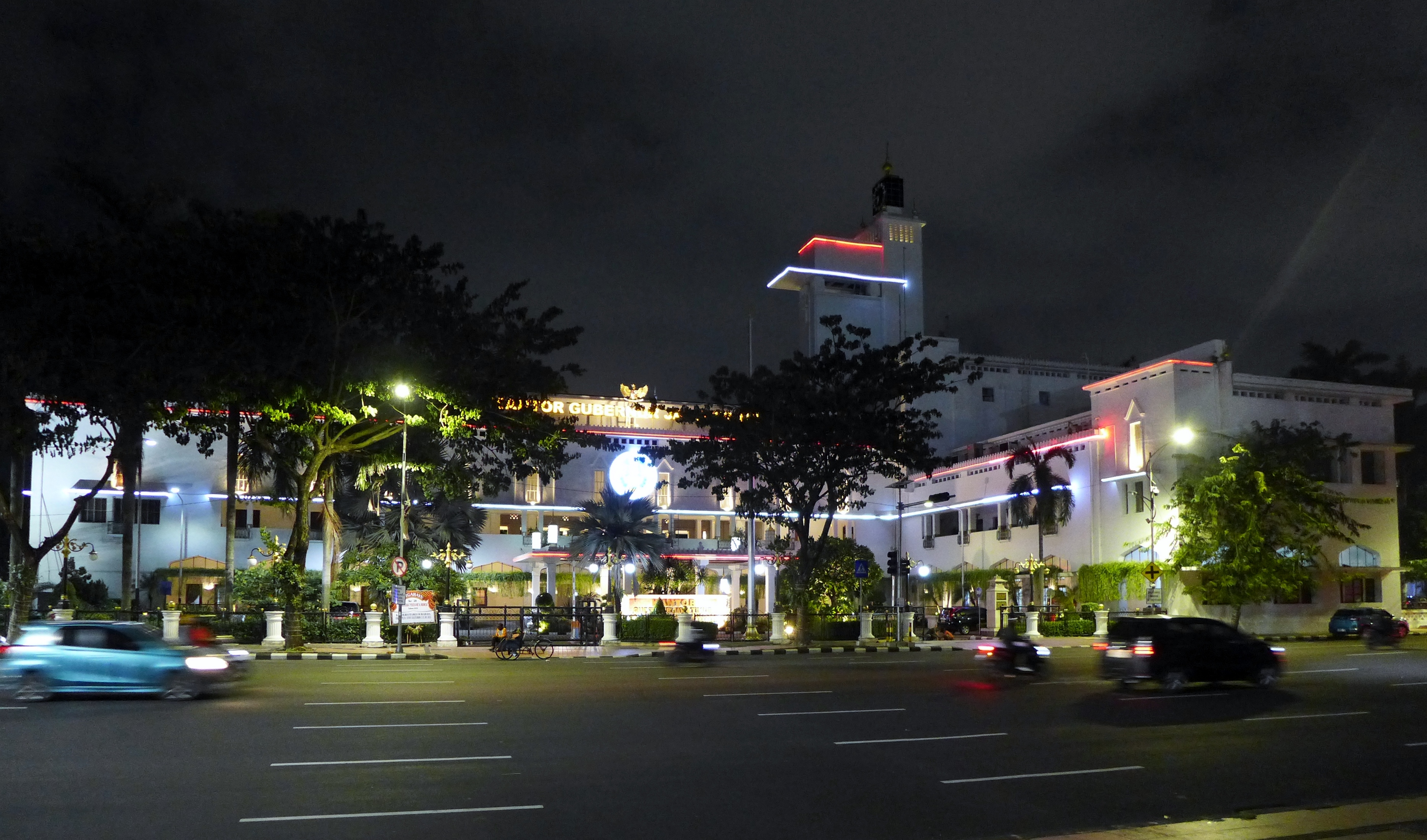 Kantor Gubernur Jawa Timur di Surabaya pada malam hari, foto konteks kebijakan pemutihan pajak