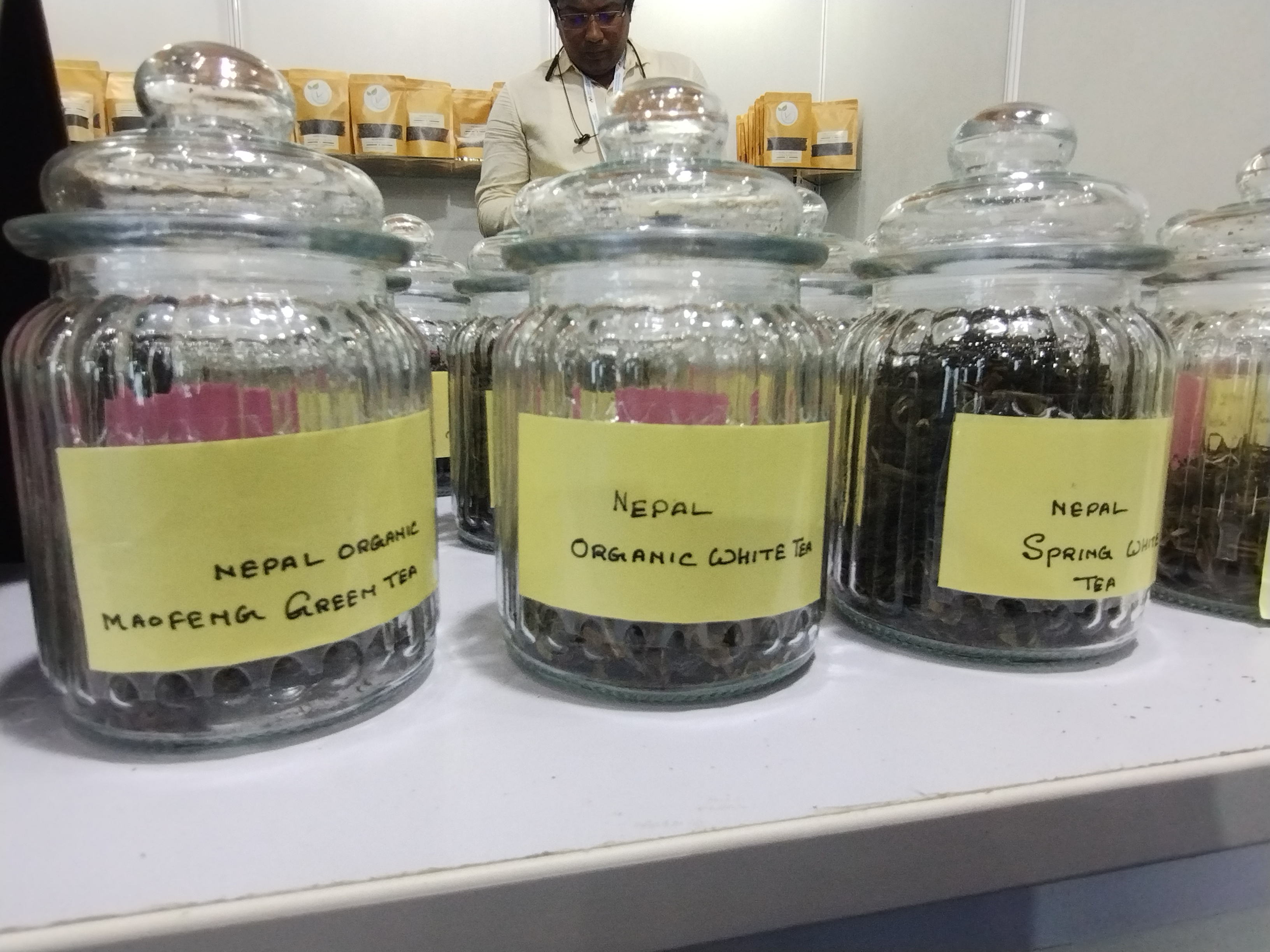 Suasana pameran dagang makanan dengan stan produk dan pengunjung bisnis