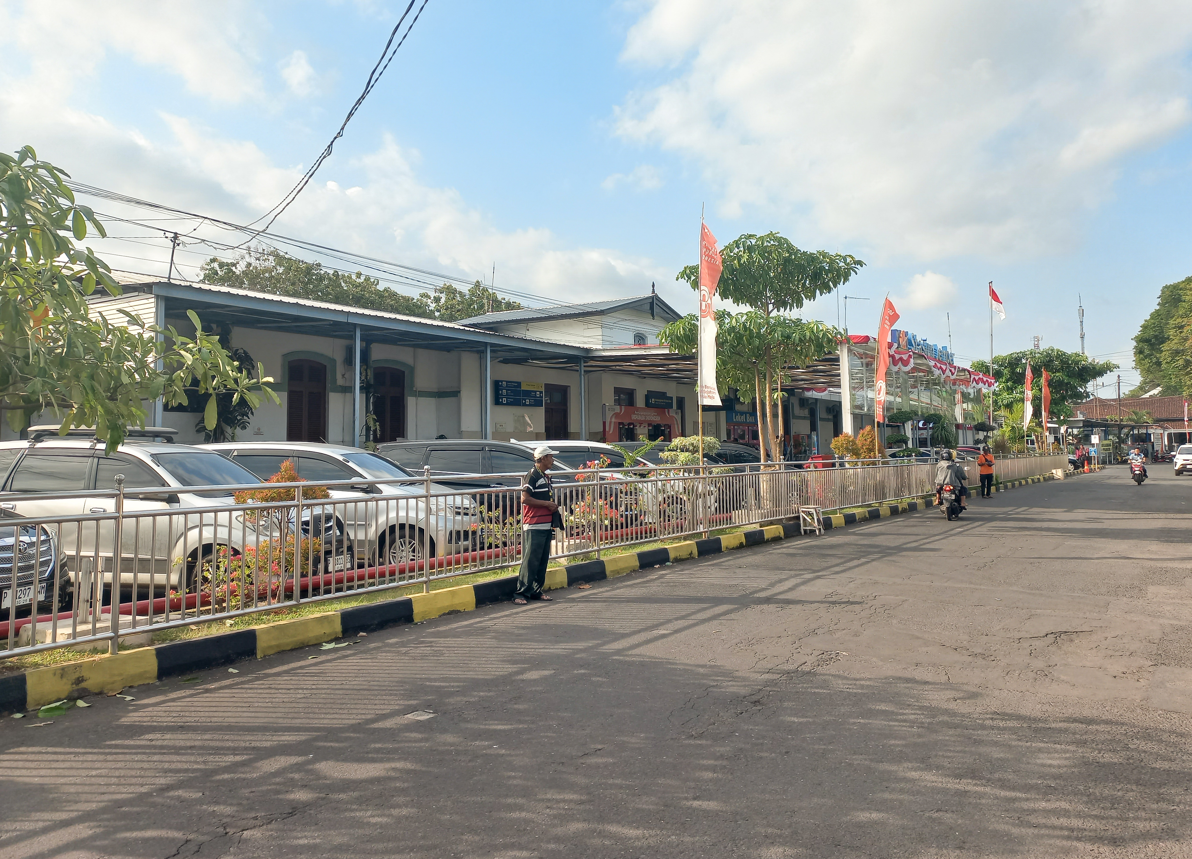 Bangunan dan area Stasiun Jember di Kabupaten Jember, Jawa Timur, sebagai foto konteks layanan kereta api