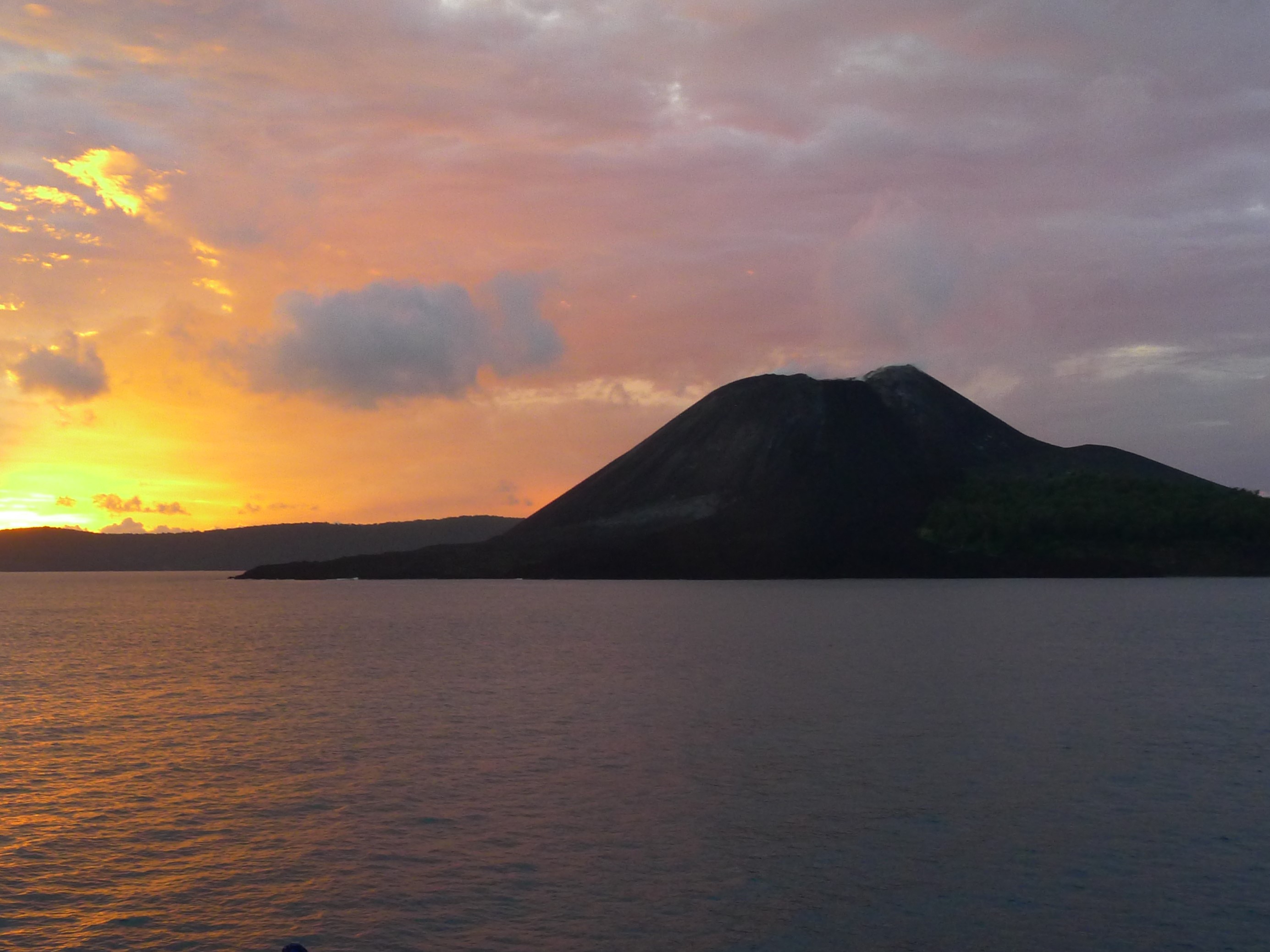 Gunung Anak Krakatau di Selat Sunda sebagai foto konteks dampak abu vulkanik terhadap penerbangan