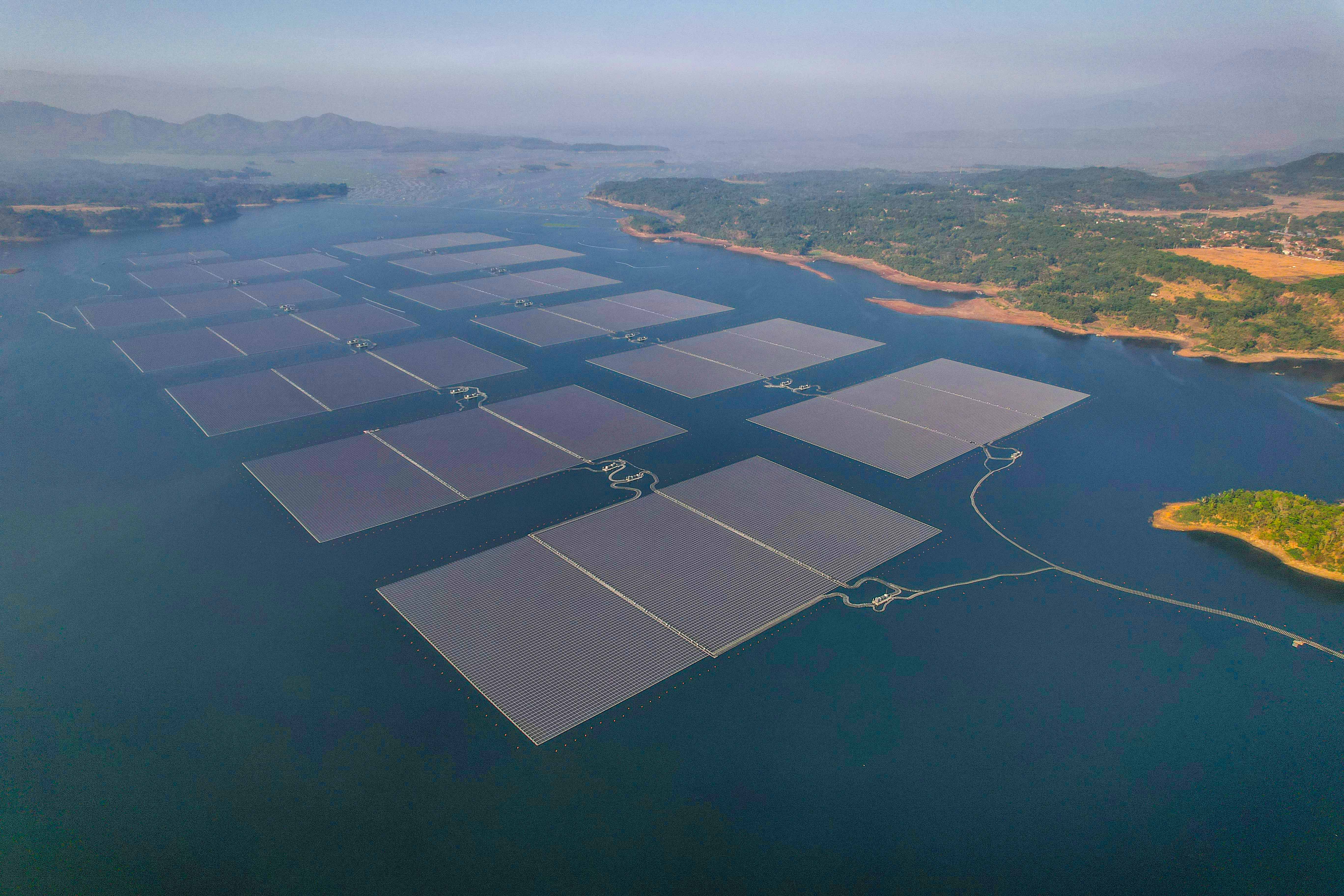 Susunan panel surya PLTS Terapung Cirata sebagai foto konteks pengembangan industri energi surya Indonesia