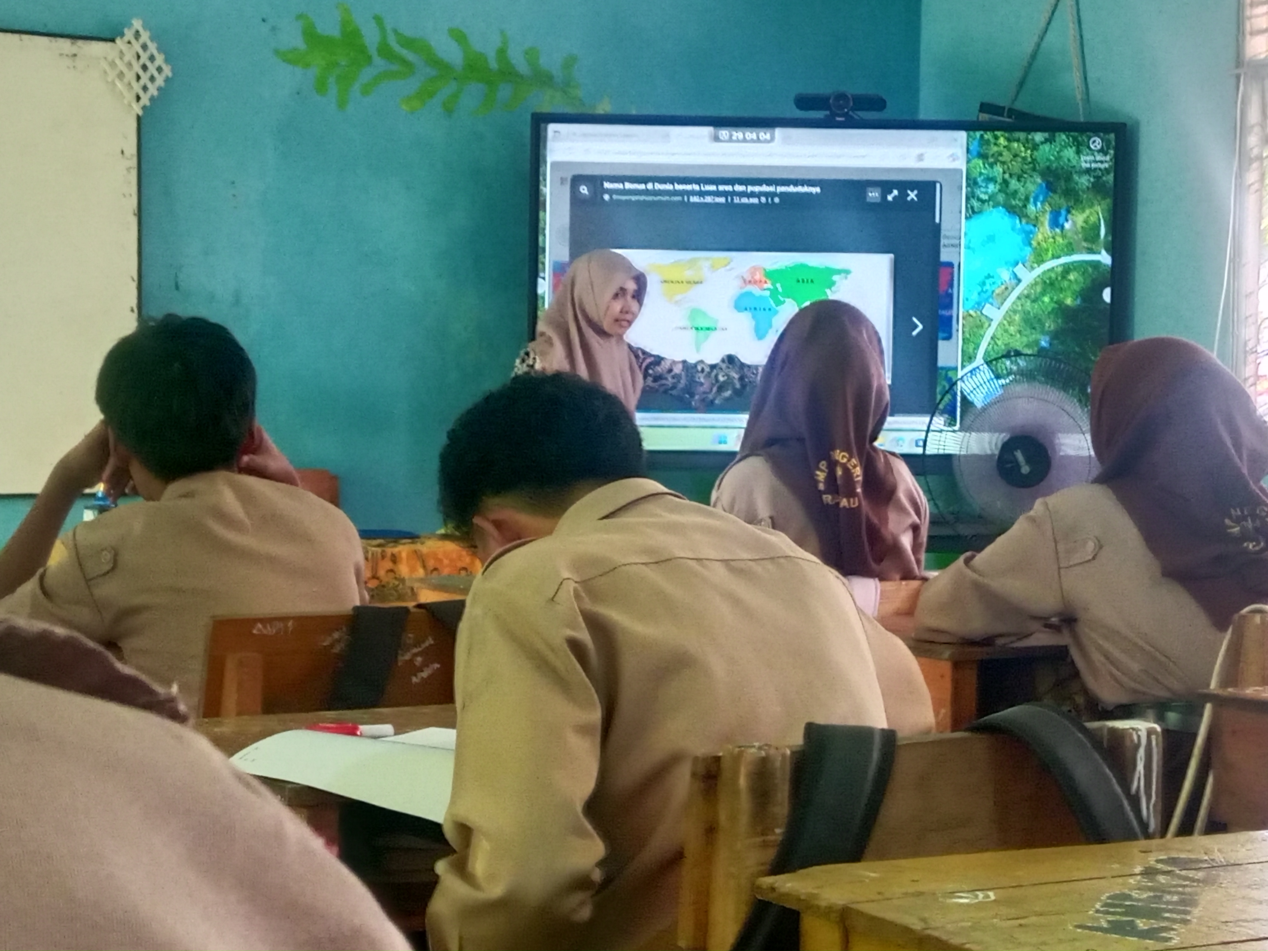 Suasana ruang kelas sekolah di Indonesia sebagai foto konteks program revitalisasi sekolah 2027