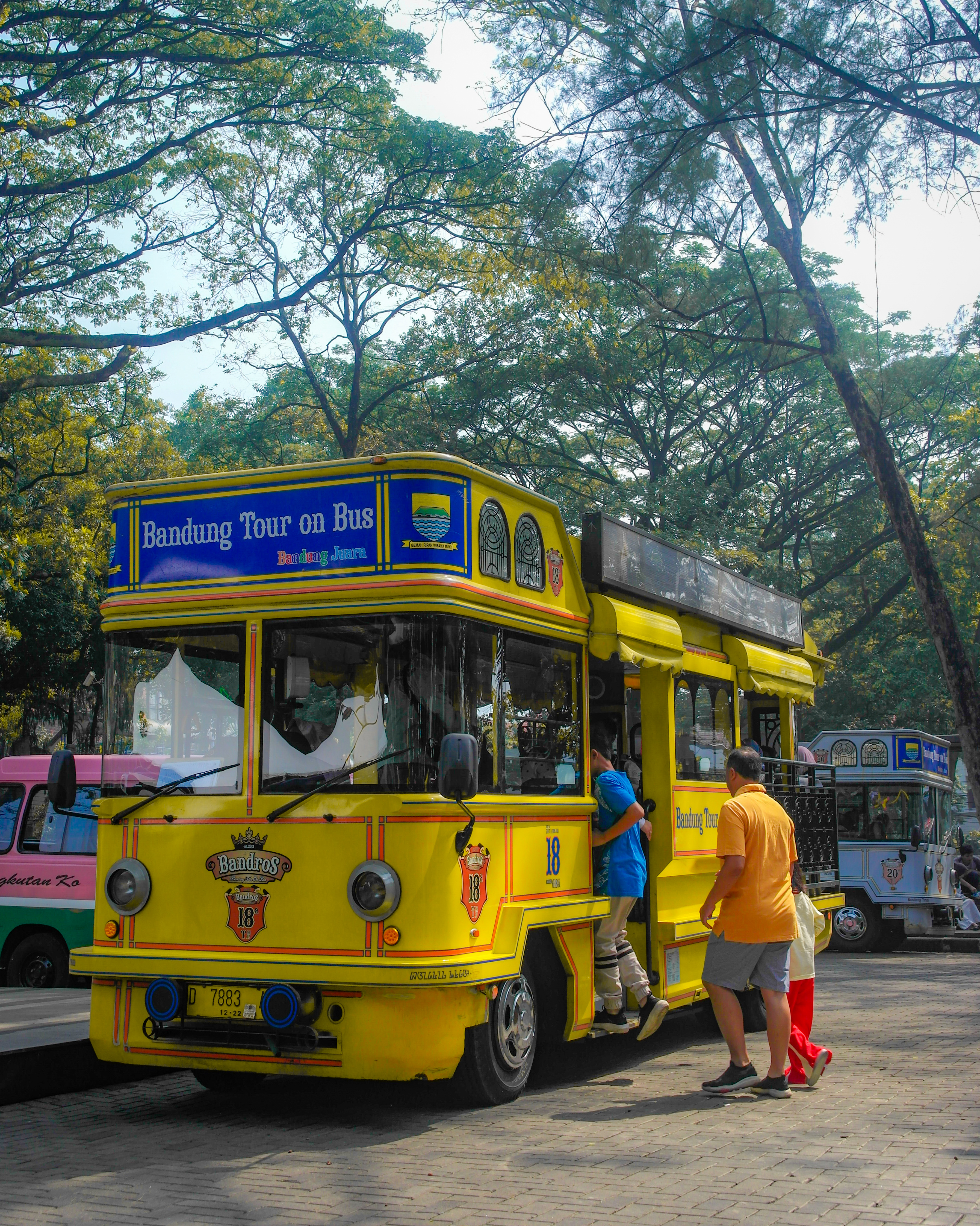 Bus Bandros berwarna merah sebagai foto konteks layanan wisata keliling Kota Bandung
