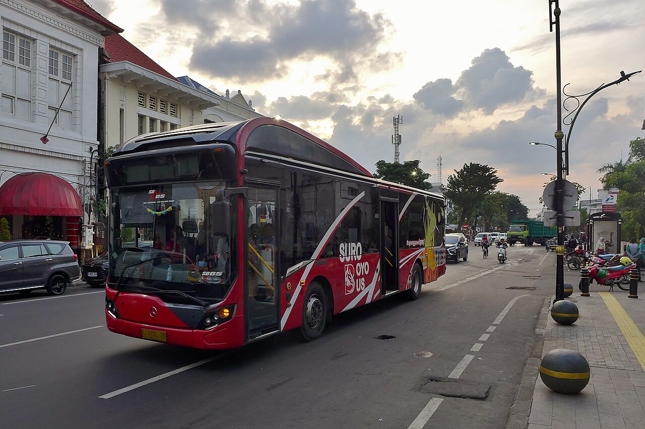 Suroboyo Bus melintas di Jalan Rajawali, Surabaya, sebagai foto konteks layanan transportasi umum kota