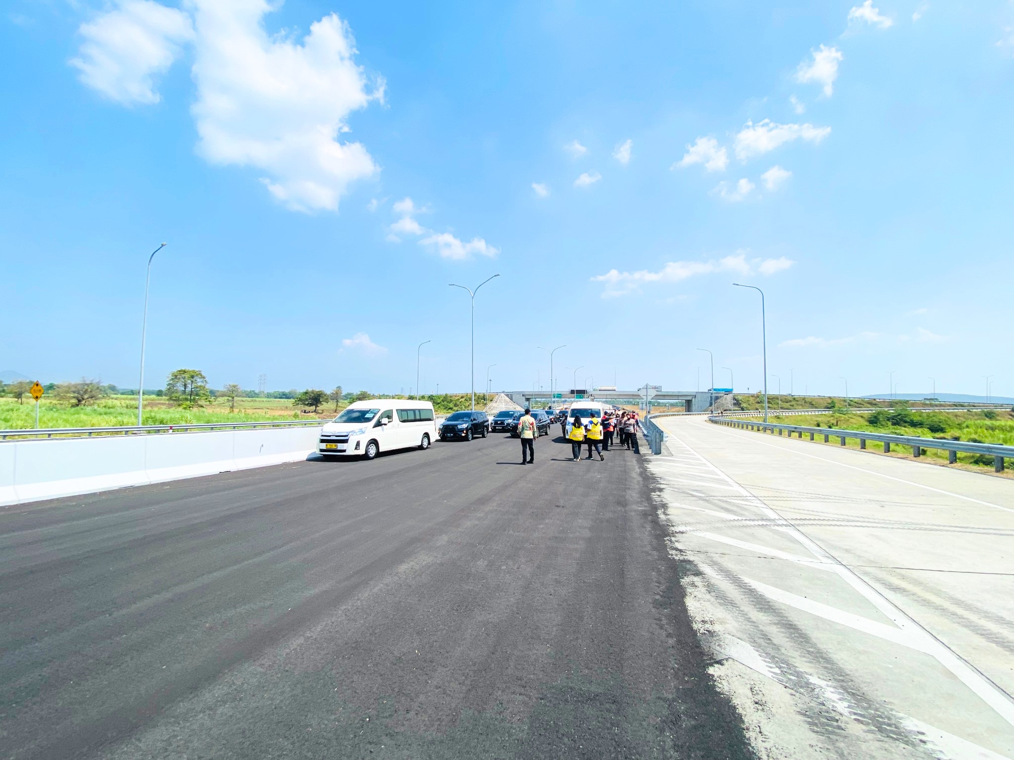 Petugas dan kendaraan saat pemeriksaan kesiapan Simpang Susun Gending pada koridor Tol Prosiwangi