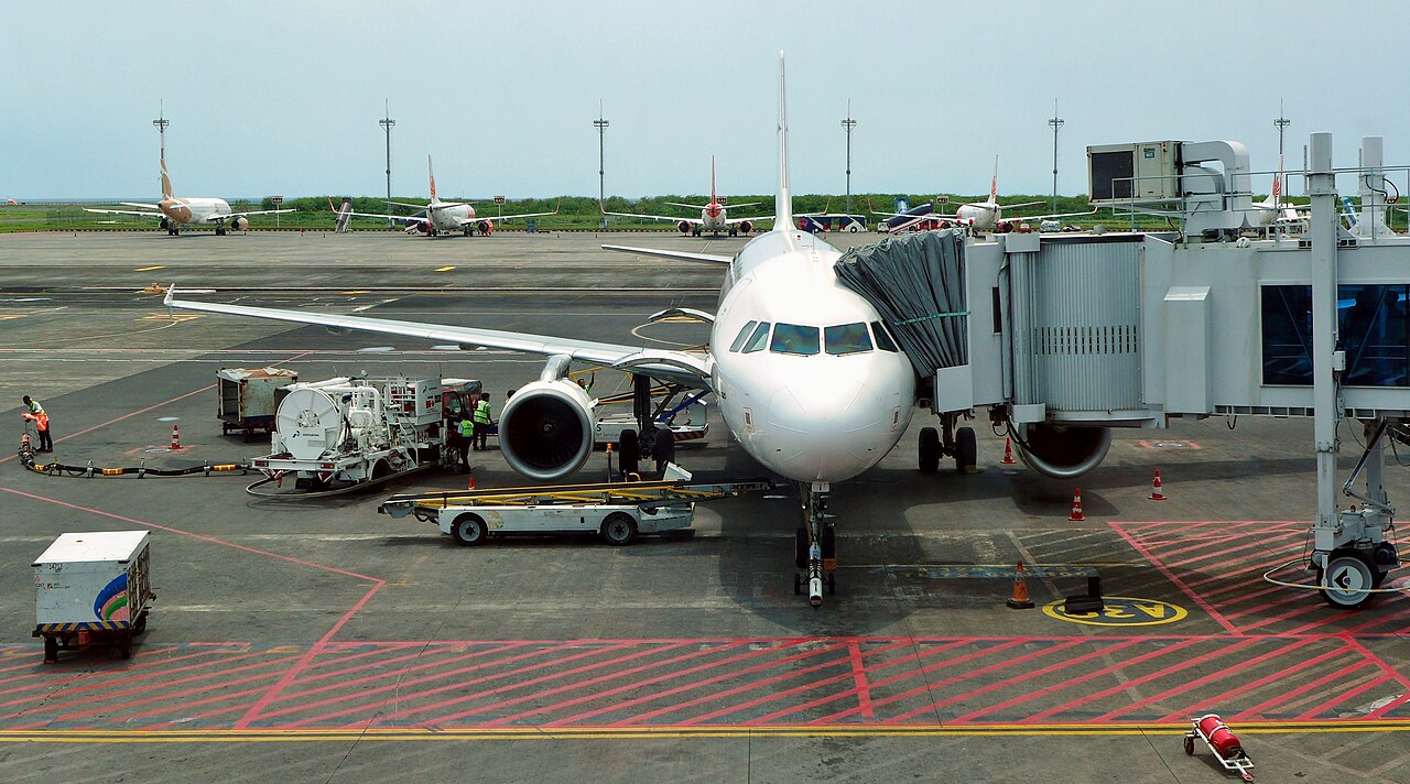 Pesawat Airbus A320 TransNusa berada di apron Bandara Internasional I Gusti Ngurah Rai, Denpasar