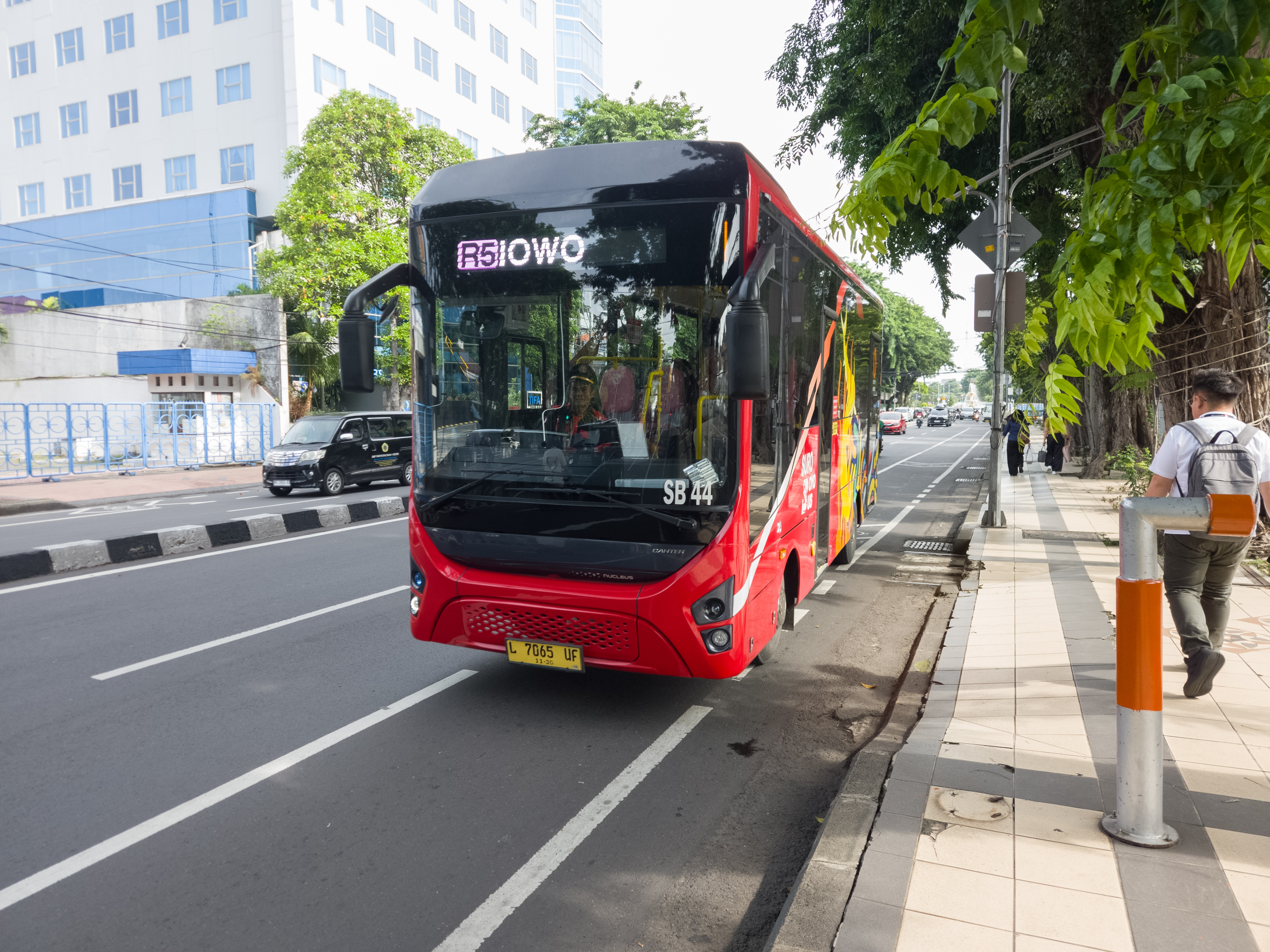 Suroboyo Bus berhenti di halte Panglima Sudirman Surabaya sebagai foto konteks transportasi umum