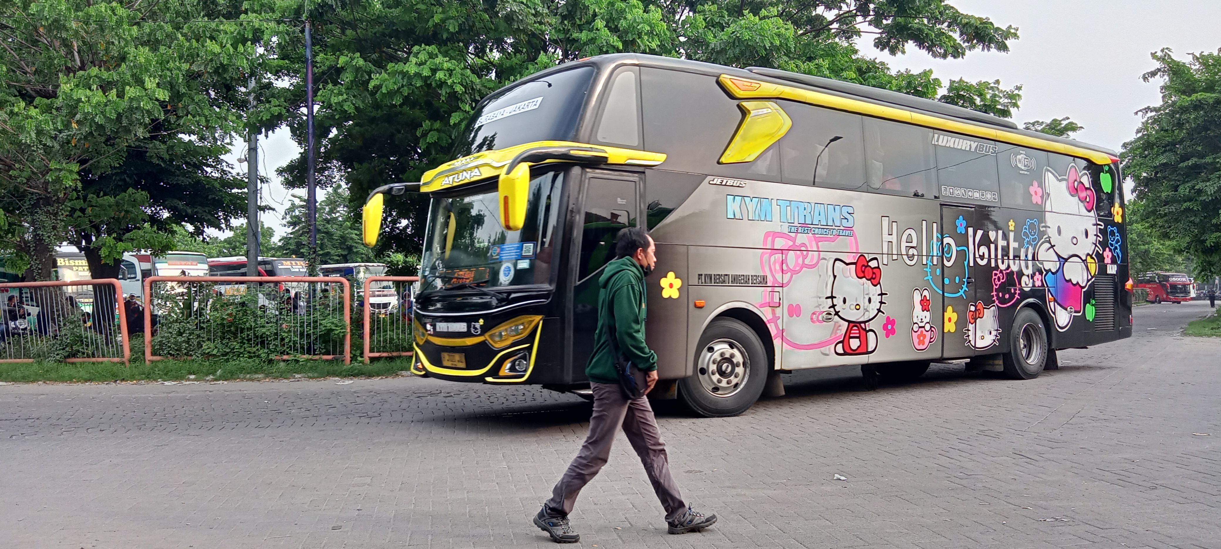 Bus antarkota di Jawa Timur sebagai foto konteks kendaraan yang termasuk kelompok wajib uji berkala