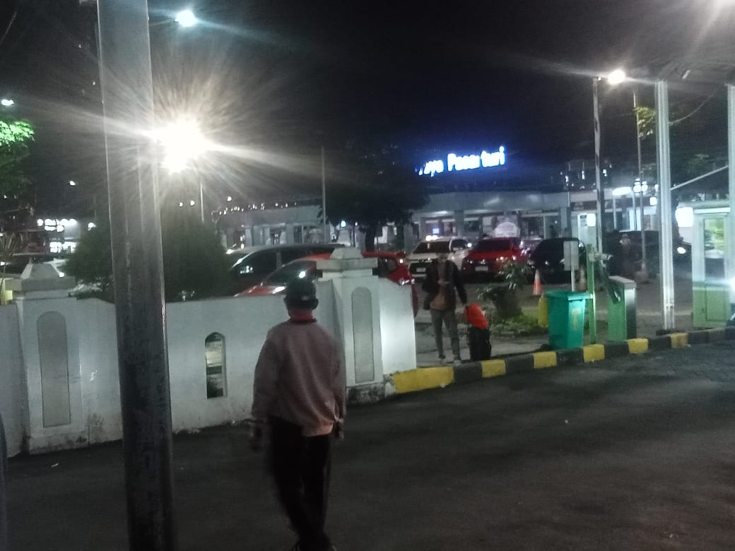 Area parkir kendaraan di Stasiun Surabaya Pasar Turi sebagai foto konteks layanan parkir di Surabaya