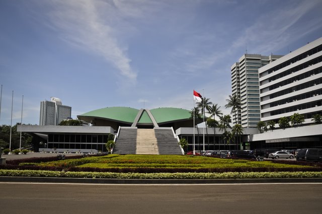 Kompleks Gedung DPR dan MPR RI sebagai foto konteks pernyataan anggota Komisi III DPR mengenai AI dan profesi hukum