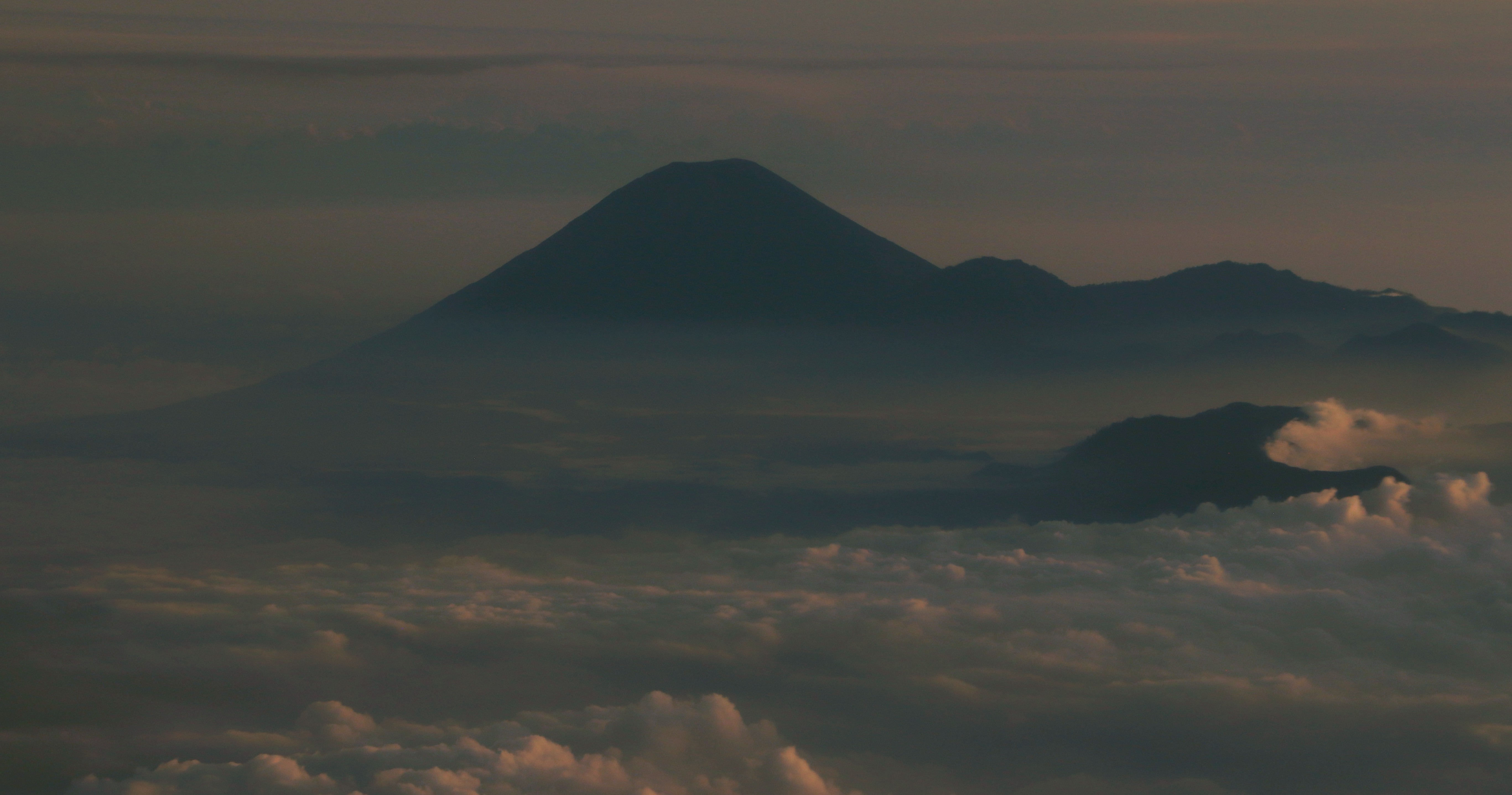 Gunung Arjuno di Jawa Timur terlihat dari kejauhan