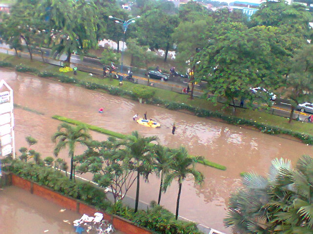 Genangan banjir di Jalan Rasuna Said Jakarta sebagai foto konteks risiko banjir