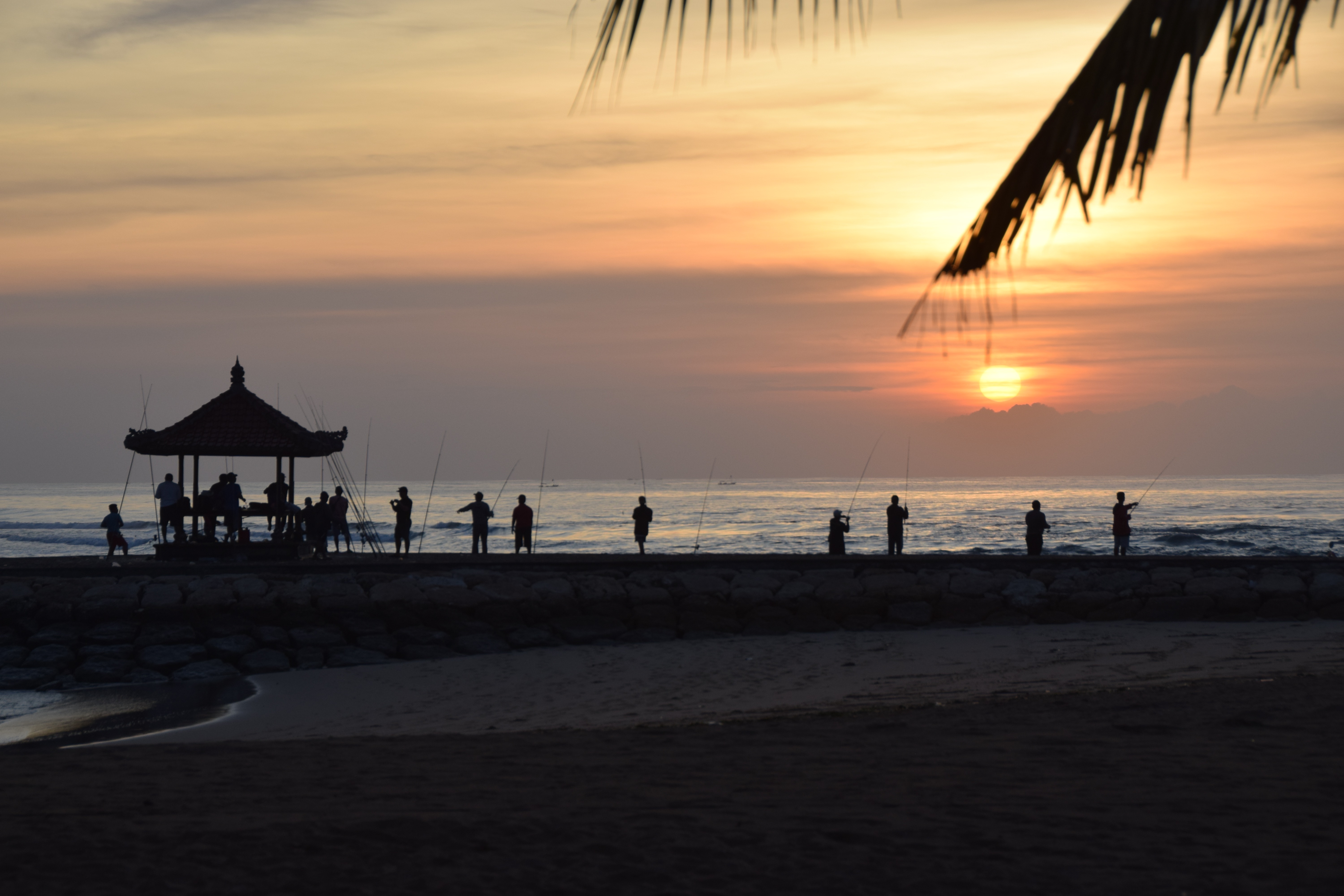 Nelayan di pantai Nusa Dua, Bali, saat matahari terbit