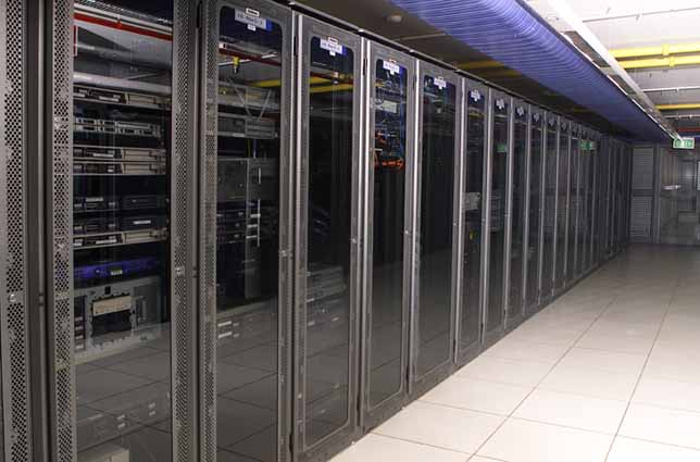 Deretan rak server di pusat data sebagai ilustrasi konteks keamanan email bisnis