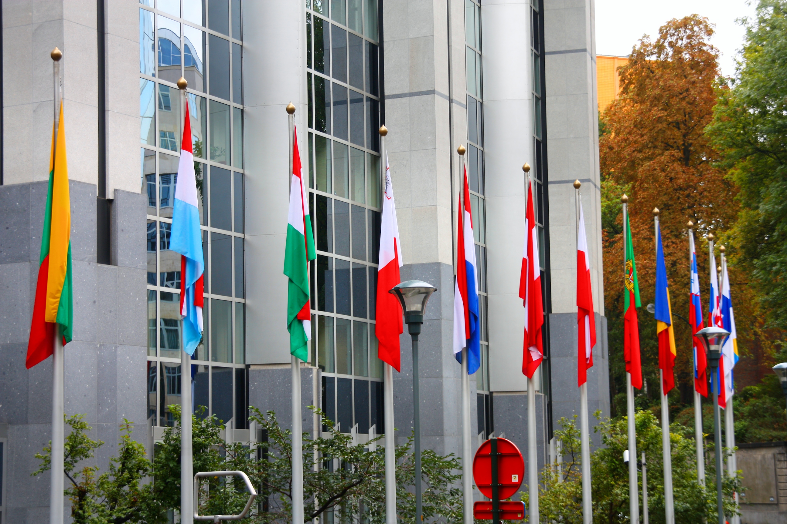 Bendera negara-negara Uni Eropa di depan gedung Parlemen Eropa di Brussel
