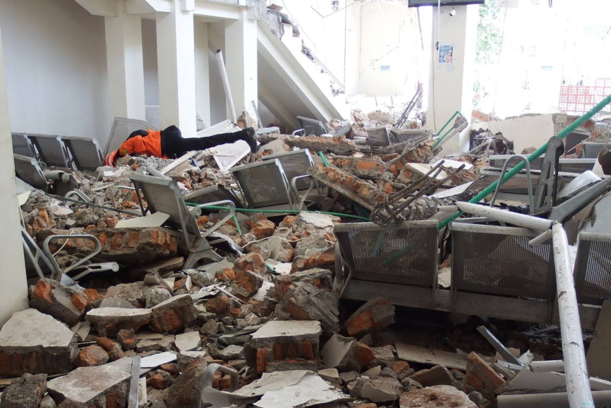 Petugas penyelamat mencari korban di antara reruntuhan setelah gempa Flores